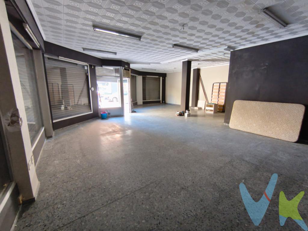  Disponible local comercial de esquina en Calle Fornás 1, una zona con excelente visibilidad y tránsito peatonal y vehicular.Características destacadas:100 m² de superficie útilFachada en esquina con amplios escaparatesGran luminosidad naturalEspacio diáfano, ideal para adaptar a cualquier tipo de negocioColegios cercanos, lo que genera constante flujo de personas en la zonaZona con comercios consolidados y servicios cercanosPerfecto para tienda, oficina, consulta o franquicia.¡Haz crecer tu proyecto en una ubicación estratégica!Contáctame para más información o para agendar una visita RE/MAX MEGA HOME