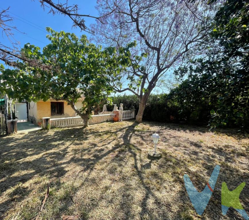 🏡 ¡Oportunidad de inversión en Náquera!. 📍 Urbanización Bonanza – Valencia. Se vende terreno urbano ubicado en una de las zonas más tranquilas y demandadas de Náquera. Situado en la Urbanización Bonanza, este solar cuenta con:. ✅ Toma de luz y agua. ✅ Totalmente vallado. ✅ Entorno natural privilegiado, ideal para construir la vivienda de tus sueños. ✅ Urbanización consolidada, con vecinos todo el año. Perfecto tanto para primera residencia o como para segunda residencia. 