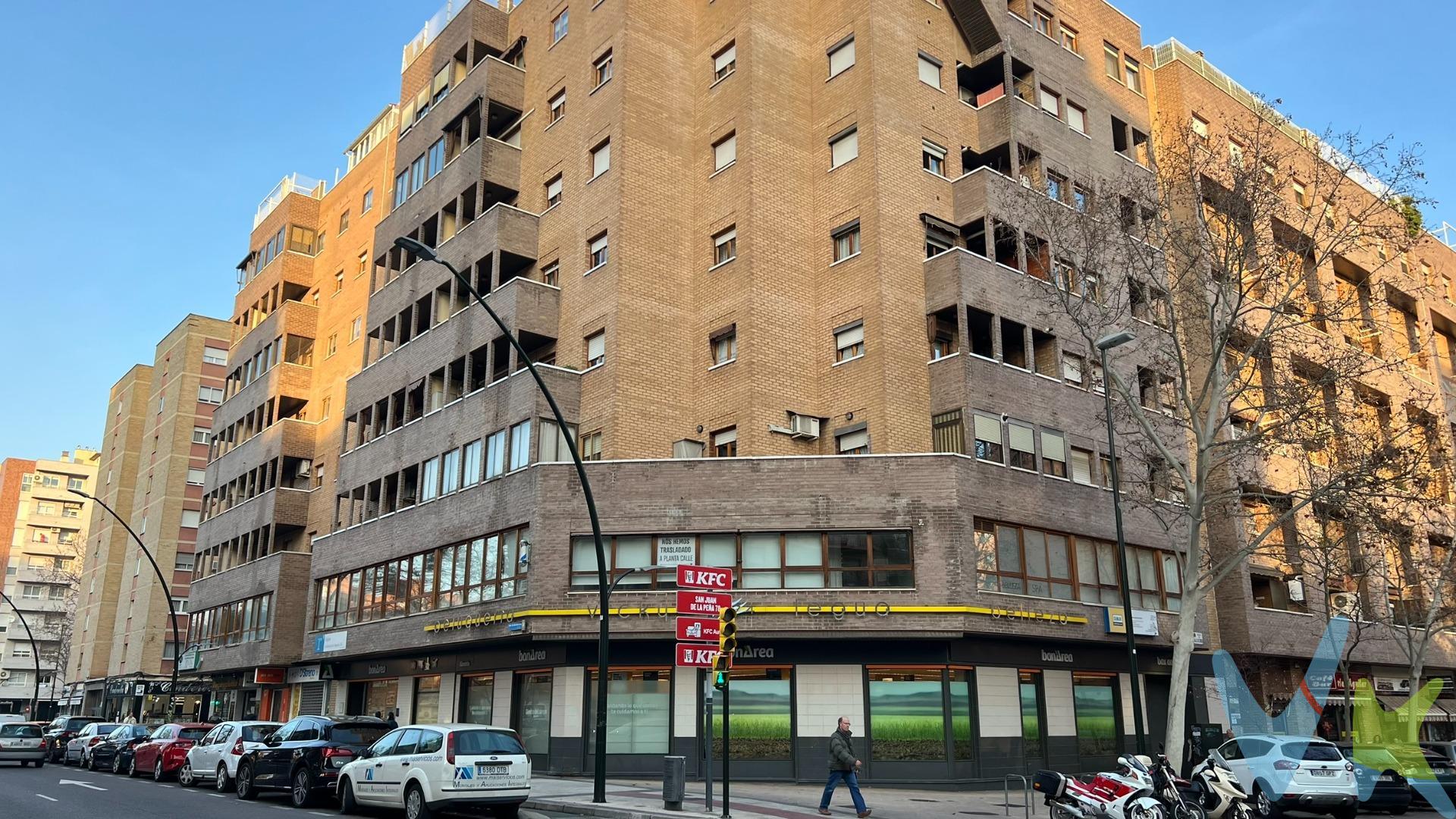 OFICINAS en VENTA en ZARAGOZA - ARRABAL - Calle Valle de Zuriza (Ref.: 00824). Oficina de 126 m2 aprox., completamente esquinera y exterior a Av. San Juan de la Peña y a Calle Valle de Zuriza. Ubicada en la Primera planta de un edificio de viviendas y con entrada independiente por el portal de finca por ascensor o escaleras. Actualmente se encuentra distribuida de la siguiente forma:. ➖Hall recibidor✅. ➖Sala general completamente diáfana✅. ➖Oficina o despacho con ducha y armario✅. ➖Cuarto de servicio/vestuarios✅. ➖Baño privado✅. Calidades:. ➡️Entrada con puertas de cristal con acero inoxidable y rejas de seguridad. ➡️Ventanales de madera con cristales climalit. ➡️Aire acondicionado y calefacción por conductos. ➡️Hilo musical. ➡️Suelos de tarima flotante. Posee muchísima luz ya que es completamente exterior. Ideal para montar oficinas, coworking, gabinetes de médicos, etc; o comenzar con tu propio negocio. 👉Gastos de Comunidad: 87,48.- €/Mes. 👉I.B.I.: 516,81.-€/Año . ------------------------------------------------------------------------------------------. 💰 Precio y Gastos:. El precio de venta publicado no incluye impuestos legalmente establecidos ni gastos derivados de la compraventa y de la inscripción del inmueble (I.T.P., Notaría y Registro de la Propiedad), los cuales pueden variar en función al comprador y a la comunidad autónoma, y que serán asumidos por el comprador:. 🔹I.T.P.: https://www.aragon.es/es/administracion-tributaria-de-aragon/gestiones-habituales/compraventa-de-inmuebles. 🔹Notario: https://www.notariado.org/portal/qu%C3%A9-cuesta. 🔹Registro de la Propiedad: https://www.boe.es/buscar/act.php?id=BOE-A-1989-28112. 📑 Honorarios profesionales:. El precio de venta indicado no incluye los honorarios profesionales correspondientes a los servicios de asesoramiento y formalización del proceso de compra, que serán asumidos por el comprador. (3%+iva). 🔒 Reserva del inmueble:. La reserva efectiva del inmueble se realizará únicamente tras la aceptación de la propuesta de compra por parte del vendedor.