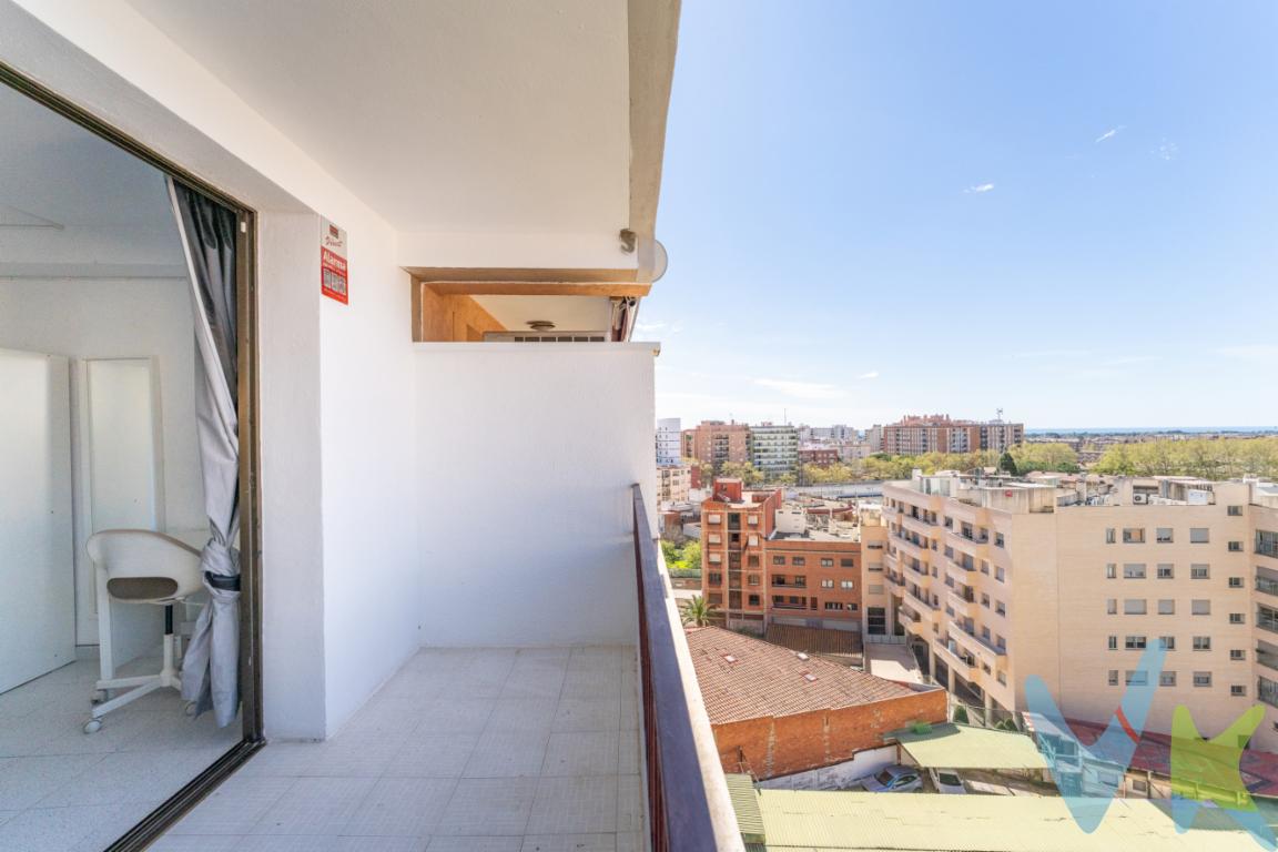 Piso amplio y muy luminoso en Passeig Prim, perfecto para quienes buscan vivir en el centro de Reus con comodidad y buena finca. Originariamente la vivienda disponía de 4 habitaciones (1 doble y 3 individuales), pero tras una redistribución orientada al alquiler por habitaciones actualmente ofrece 5 dormitorios, distribuidos en 2 dobles y 3 individuales, lo que permite adaptarla tanto a una familia como a quien necesite despachos y zona de invitados.La cocina es independiente y cuenta con galería cerrada, ideal como zona de lavado y almacenaje, y la vivienda dispone de 2 baños completos: uno con plato de ducha y otro con bañera, aportando un extra de funcionalidad en el día a día. No dispone de calefacción de gas; todas las instalaciones son eléctricas, lo que permite instalar los sistemas de climatización que mejor se adapten a tus necesidades.La finca dispone de 2 ascensores, lo que facilita el acceso hasta la planta alta en la que se encuentra el piso. Además, la vivienda cuenta con un amplio balcón con excelente orientación y vistas despejadas, un espacio perfecto para disfrutar del exterior, tomar el aire o crear una pequeña zona chill out.El precio indicado corresponde al PVP (Precio de Venta al Público).Los gastos adicionales derivados de la compraventa como los de notaría, registro de la propiedad e Impuesto de Transmisiones Patrimoniales (ITP)no están incluidos en el PVP. Estos gastos pueden variar según el precio final de la operación y la normativa aplicable, ya que se calculan sobre la base imponible del valor de transmisión del inmueble.CH: CHT00966618XXX(disponible previa identificación)API: 659 AICAT: 2268 ANTONIO MIGUEL GIL LLABERIA  - VIVENDEX REUS PARTNERS SL