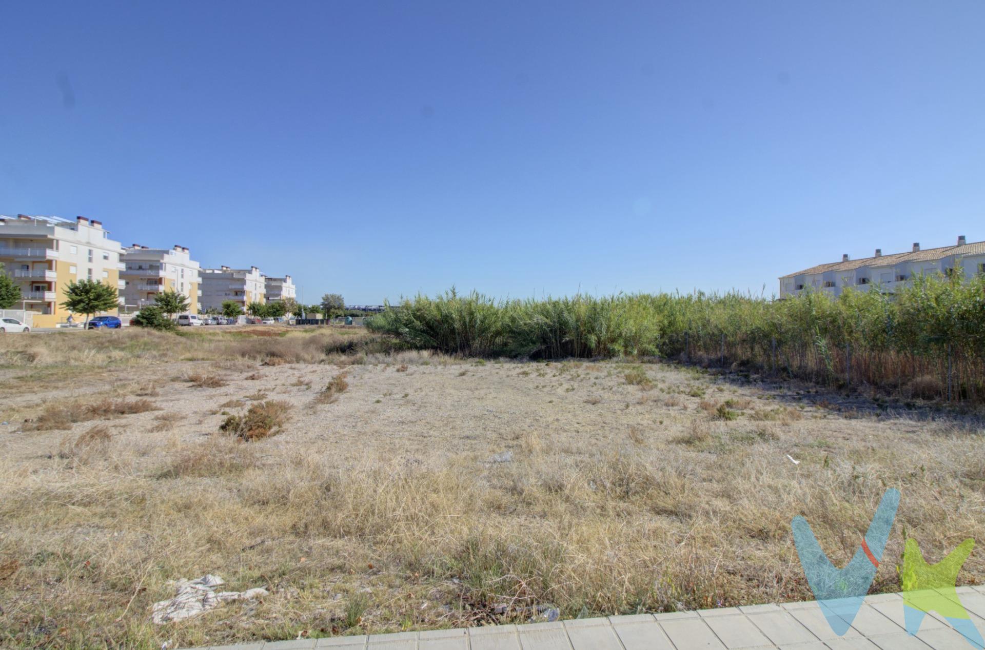 Presentamos esta magnífica oportunidad para adquirir una extensa parcela de terreno urbano ubicada en la encantadora ciudad de Almenara, específicamente en la zona Playa Pai Nuevo. Con una superficie total de aproximadamente 700 metros cuadrados, este terreno ofrece un sinfín de posibilidades para construir el hogar que siempre has soñado o desarrollar proyectos inmobiliarios atractivos. La ubicación privilegiada hacia el sur garantiza luz natural durante todo el día y acceso a las hermosas playas cercanas. Aunque actualmente no cuenta con edificación previa ni conservación actual, esto representa una ventaja significativa ya que permite al nuevo propietario dar rienda suelta a su creatividad y diseño arquitectónico desde cero. Esta propiedad se encuentra cerca del mar Mediterráneo y es ideal tanto para aquellos interesados en residencias vacacionales como permanentes, así como inversores buscando maximizar sus oportunidades comerciales en uno de los destinos más deseados por turistas locales e internacionales.