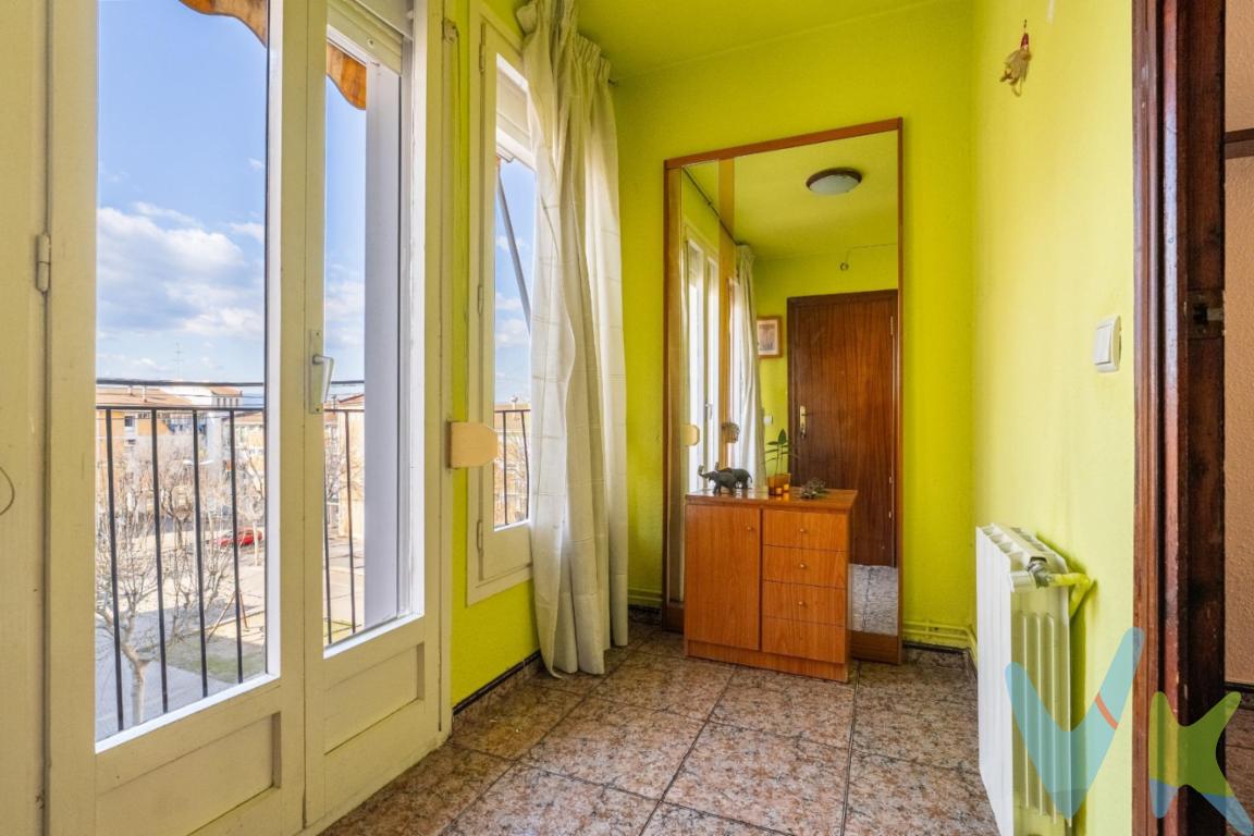 Piso VPO en Constantí  Luminoso, amplio y listo para entrar a vivirSe trata de un acogedor piso en el pueblo de Constantí, con una superficie de 119 m². La vivienda cuenta con tres habitaciones dobles, tendrás espacio de sobra para crear un hogar lleno de vida y recuerdos. y un baño completo, La propiedad se encuentra en buen estado, lista para entrar a vivir, con una cocina equipada perfecta para cocinar y disfrutar en compañía. .Es una cuarta planta sin ascensor...La carpintería interior es de madera, aportando un toque cálido y tradicional, mientras que la carpintería exterior combina aluminio y madera. Orientado al sureste, este piso disfruta de abundante luz natural..Los bajantes del edificio cambiados recientemente. Dispone de terrado comunitario y espacios de almazanamiento...Extras destacados:..Un balcón para disfrutar de las vistas despejadas...Calefacción de gas ciudad para mayor comodidad. La caldera es nueva...Espacios luminosos que crean un ambiente agradable...Cercano a servicios esenciales como autobuses, colegios, parques y zonas con áreas infantiles, perfecto para familias o quienes buscan una vida conectada y práctica.El precio indicado corresponde al PVP (Precio de Venta al Público).Los gastos adicionales derivados de la compraventa como los de notaría, registro de la propiedad e Impuesto de Transmisiones Patrimoniales (ITP)no están incluidos en el PVP. Estos gastos pueden variar según el precio final de la operación y la normativa aplicable, ya que se calculan sobre la base imponible del valor de transmisión del inmueble.CH: CHT00338125XXX(disponible previa identificación)API: 659 AICAT: 2268 ANTONIO MIGUEL GIL LLABERIA  - VIVENDEX REUS PARTNERS SL 