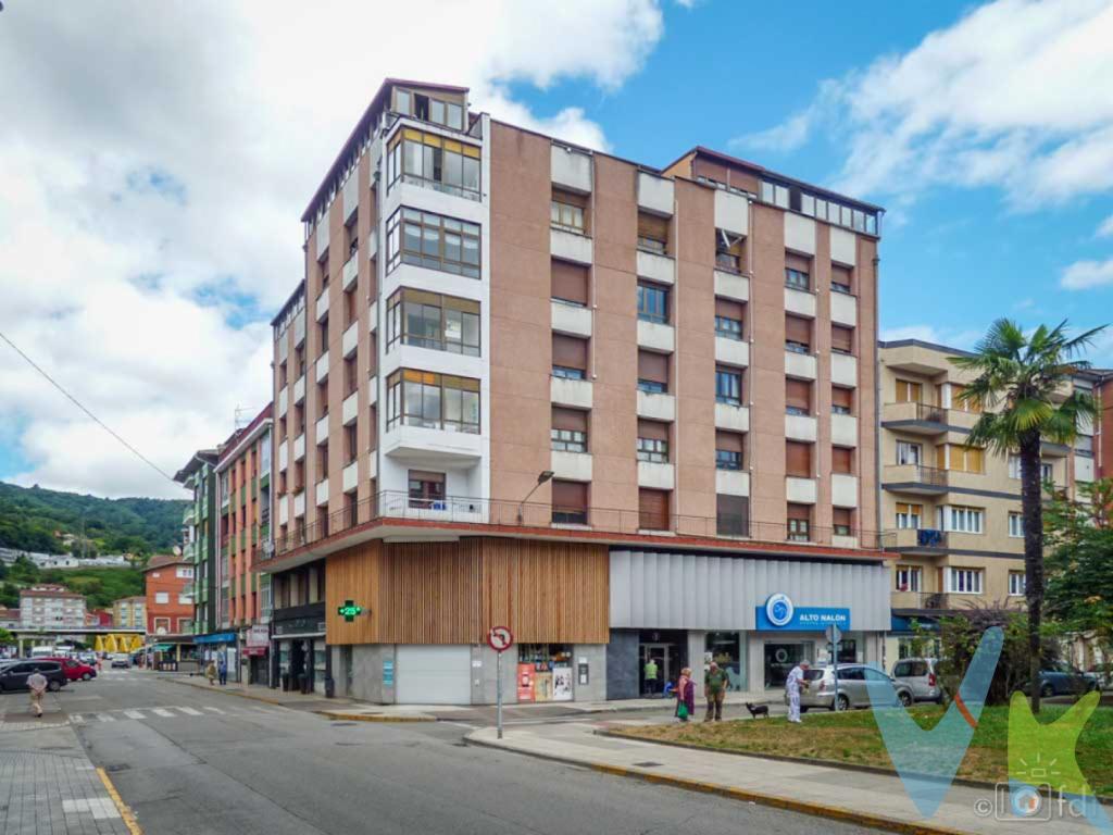 Vivienda para reformar con enorme potencial. Tiene altura, buena orientación (Este/Oeste) y es muy luminosa. Está situada en el mismo centro de El Entrego entre el Parque La Laguna y El Jardinillo. Dispone de aproximadamente 70 m² útiles actualmente distribuidos en: recibidor, salón, cocina, 3 habitaciones (2 dormitorios dobles + 1 despacho), baño completo con ventana y una terraza cerrada de aproximadamente 15 m² con acceso desde el dormitorio principal y con un pequeño trastero. ¡¡ NO DUDES EN AMPLIAR INFORMACIÓN Y SOLICITAR UNA VISITA !!