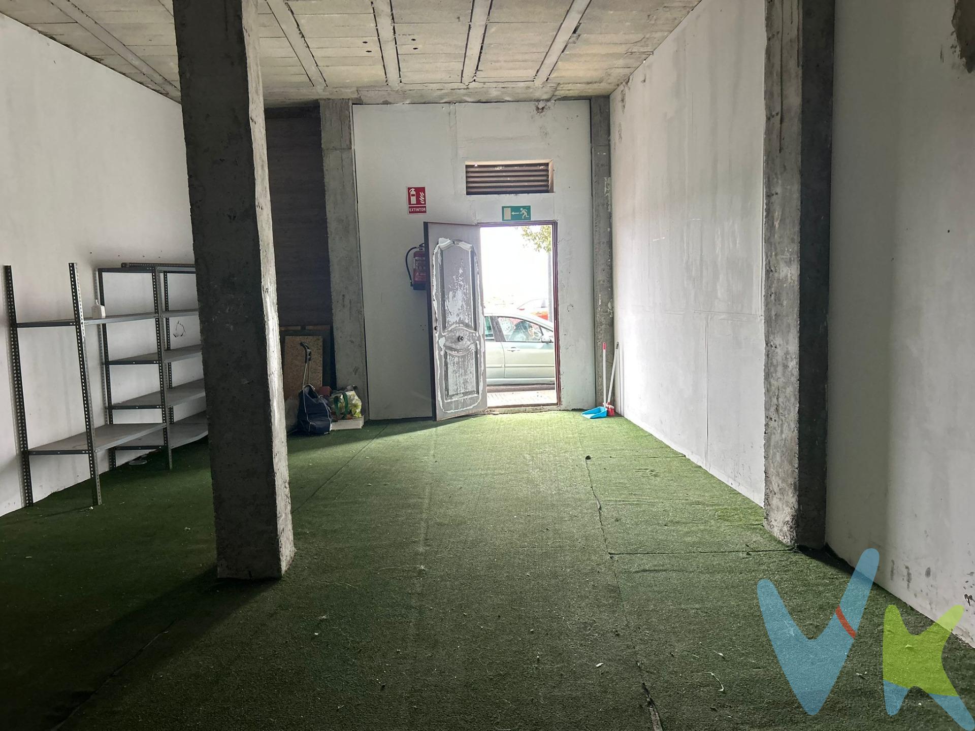 Presentamos una excelente oportunidad de inversión en el corazón de Roda del Estero. Este local comercial cuenta con un área construida de 60 metros cuadrados y ofrece 51 metros útiles, lo que proporciona un amplio espacio para desarrollar diversas actividades comerciales. Además, dispone de acceso a un patio exclusivo de 23 metros cuadrados, ideal para ampliar su oferta o utilizar como zona recreativa. La ubicación estratégica garantiza visibilidad y fácil acceso tanto para clientes como proveedores. Aproveche esta propuesta única que combina funcionalidad y comodidad en uno solo.