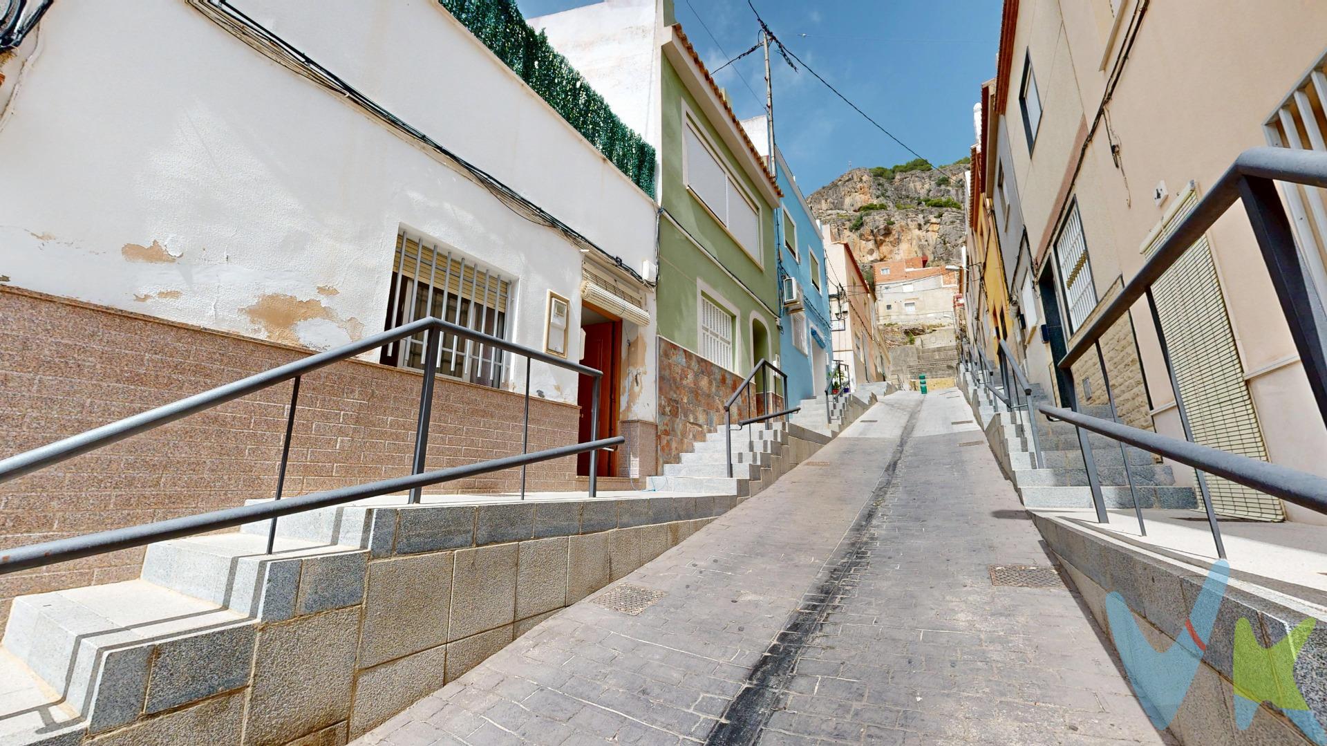 Casa adosada en venta en Cullera, Valencia. Se presenta a la venta esta exclusiva casa adosada en la localidad de Cullera, una oportunidad única para quienes buscan una vivienda amplia, funcional y con espacios exteriores privados en una de las zonas más valoradas de la costa valenciana. ✨ Distribución de la vivienda:. Planta baja. Amplio comedor con vista a la calle. Dormitorio doble de generosas dimensiones. Baño completo. Cocina independiente, con espacio para almacenamiento y preparación. Sala de estar/living con zona de guardado integrada. Planta alta. Dos dormitorios individuales, versátiles y luminosos. Lavadero independiente, perfectamente ubicado. Terraza privada, ideal para disfrutar de momentos de ocio, reuniones sociales o relax al aire libre. 🌟 Esta propiedad destaca por su funcionalidad, luminosidad y amplitud de espacios, ofreciendo la combinación perfecta entre confort y calidad de vida. 📍 Ubicación privilegiada en Cullera, a pocos minutos de la playa y con todos los servicios esenciales en las inmediaciones: comercios, colegios, transporte y excelentes conexiones con la ciudad de Valencia. Honorarios de la agencia no incluidos en el precio.