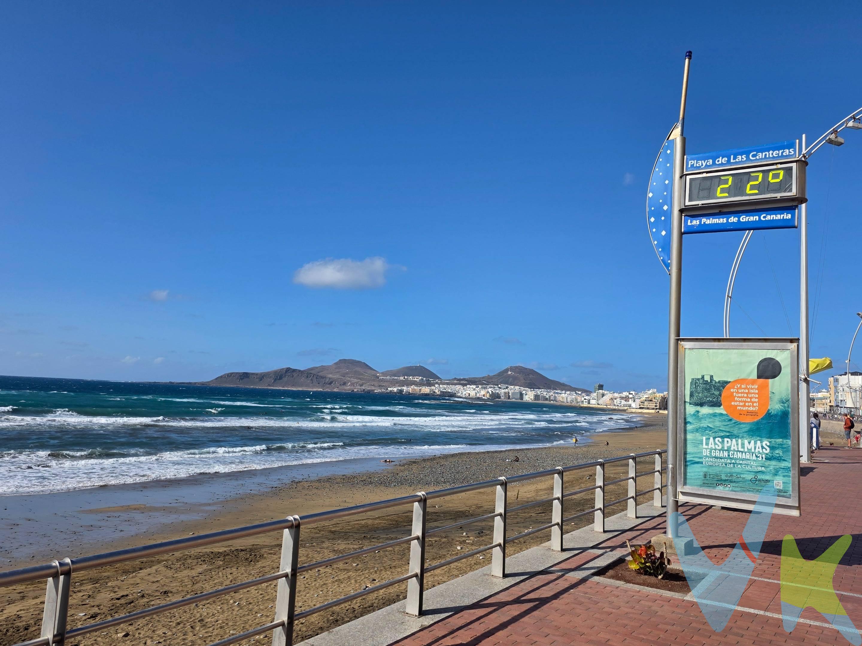 ¿Te imaginas viviendo a solo 3 minutos caminando de una de las mejores playas urbanas del mundo? Este piso en la calle Vergara te ofrece la oportunidad perfecta tanto para vivir como para invertir en una de las zonas más demandadas de la ciudad. El piso se encuentra en una segunda planta (sin ascensor) y está en perfecto estado, amueblado y listo para entrar a vivir. ¿Qué te ofrece esta vivienda de 97 m2 (superficie catastral) ?. •	Zona de descanso: 3 dormitorios. El principal es doble, muy amplio y cuenta con un práctico armario empotrado. Los otros dos dormitorios son individuales, ideales para niños, visitas o para montar tu propia oficina en casa. •	Baños: un baño principal completo equipado con plato de ducha y torre de hidromasaje. Además cuenta con un aseo. •	Amplio salón acogedor y una cocina independiente totalmente equipada con todo lo que necesitas. •	Extras que suman: espacio propio en la azotea comunitaria para tender con total comodidad y la preinstalación/posibilidad de poner aire acondicionado si lo deseas. 📍 Ubicación inmejorable: al lado de la Playa de Las Canteras, rodeado de todos los servicios (supermercados, restauración, transporte público y zonas de ocio) pero en una calle donde disfrutar de la tranquilidad. ¡No dejes escapar esta oportunidad! Agenda tu visita antes de que vuele. . Información adicional: el precio de venta no incluye gastos de notaría, registro e impuestos asociados. Los datos proporcionados son orientativos y podrían estar sujetos a errores u omisiones involuntarias. 