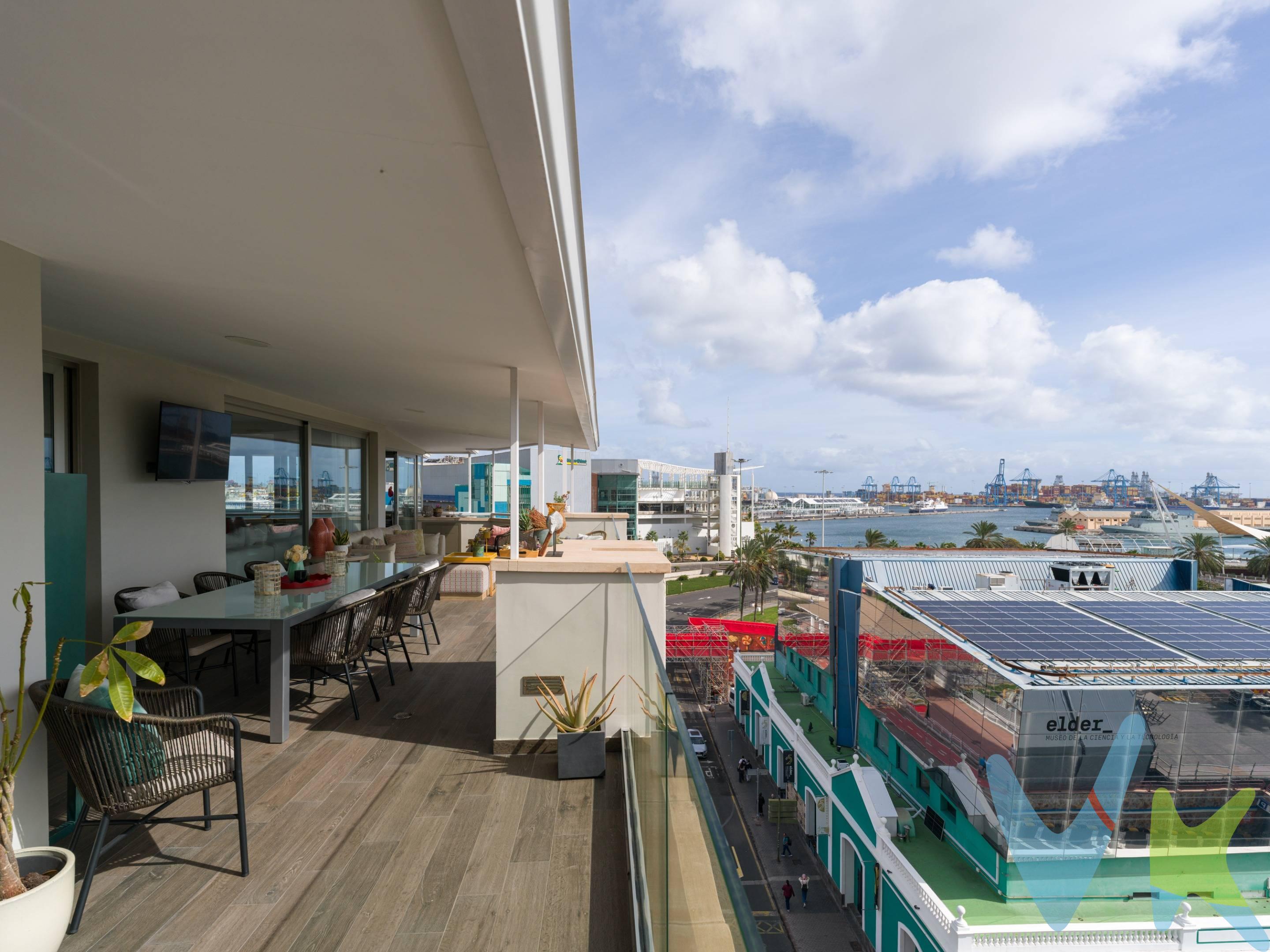 En el corazón de Las Palmas de Gran Canaria, a escasos pasos del puerto deportivo y de la emblemática playa de Las Canteras, se encuentra este espectacular súper ático de lujo, una propiedad única que combina ubicación privilegiada, diseño contemporáneo y vistas incomparables. La vivienda dispone de 203 metros cuadrados;  143 m² interiores cuidadosamente diseñados, a los que se suma una impresionante terraza privada de aproximadamente 60 m², auténtico protagonista del hogar. Un espacio ideal para disfrutar del clima privilegiado de la isla durante todo el año, organizar veladas inolvidables o simplemente contemplar el océano y la ciudad al atardecer. El ático ha sido completamente reformado con materiales de altísima calidad, cuidando cada detalle para ofrecer el máximo confort y una estética sofisticada. Los espacios son amplios, luminosos y armoniosos, con una distribución pensada para una vida moderna y funcional. La cocina de diseño, equipada con electrodomésticos de primeras marcas y una elegante isla central, se integra perfectamente en la zona de estar, creando un ambiente ideal tanto para el día a día como para recibir invitados. Cuenta con cuatro dormitorios y tres baños, y un comodo cuarto de lavado, ofreciendo privacidad y comodidad tanto para la familia como para invitados. Dispone además de aire acondicionado, sistema de seguridad y acabados de alto nivel que refuerzan la sensación de exclusividad. Su ubicación es simplemente excepcional: rodeado de restaurantes de referencia, boutiques, zonas culturales y de ocio, con el puerto deportivo y la playa a pocos minutos caminando. Una conexión perfecta entre vida urbana, mar y sofisticación. Tiene una plaza de garaje opcionalmente. . Este ático no es solo una vivienda; es una experiencia de vida exclusiva en uno de los enclaves más deseados de Gran Canaria.