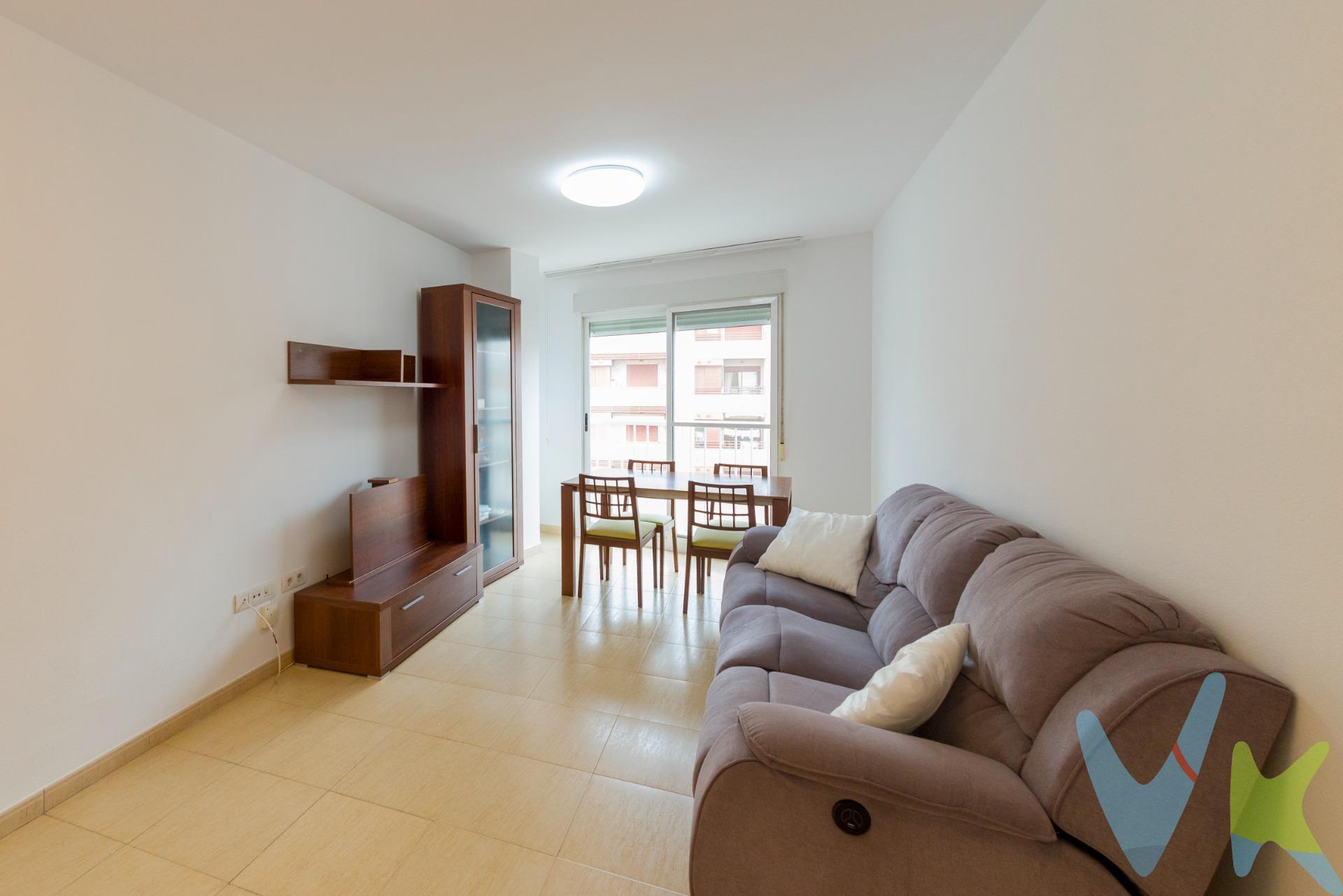 Descubre este encantador piso ubicado en una tranquila zona de Almazora, ideal para aquellos que buscan comodidad y funcionalidad. 🏡 Con una superficie construida de 84.99 m² y utilizable de 64.00 m², cada rincón está perfectamente aprovechado. Este hogar cuenta con tres habitaciones dobles, perfectas para familias o como espacios multifuncionales 👨‍👩‍👦. Dispone también de dos baños modernos que aportan confort diario 🚿💧. La orientación este garantiza luminosidad durante las mañanas ☀️, creando un ambiente acogedor en el salón-comedor donde podrás disfrutar momentos inolvidables con tus seres queridos. Además incluye parking privado 🚗 , trastero  🔑 y es todo exterior con vistas depejadas 🍃 lo cual proporciona aire fresco e intimidad. Su ubicación te ofrece acceso rápido a autobuses cercanos 🚌 así como proximidad a centros comerciales 🛍️y colegios 🎓; convirtiéndolo no solo en un lugar residencial sino también práctico. Por mandato expreso del propietario comercializamos este inmueble mediante contrato de multi-exclusiva, por el cual numerosas agencias colaboradoras, nacionales e internacionales, ofrecen esta vivienda a sus potenciales compradores, todo ello garantizando un servicio de calidad, un trato fácil, sencillo y sin interferencias de terceros, ya que la gestión es a través de nuestra agencia. *Impuestos, gastos de compraventa tales como honorarios agencia y financiación no incluidos. 