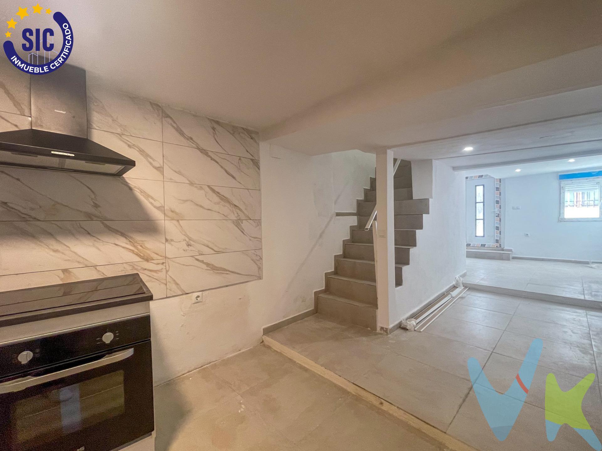 Una casa en el corazón de Requena. ¿Buscas algo más que una casa? Esta vivienda te ofrece mucho más: un hogar con historia, totalmente renovado, donde cada rincón cuenta una historia de mimo y buen gusto. Situada junto a la emblemática Iglesia del Carmen, en pleno centro histórico de Requena, esta encantadora casa de pueblo de 82 m² y tres alturas te invita a formar parte de la vida del barrio más auténtico y con más vida de la ciudad. Al cruzar la puerta, te recibe un acogedor vestíbulo que marca la entrada a una planta baja pensada para disfrutar. Una moderna cocina americana, abierta al salón, crea un espacio cálido y funcional, perfecto para compartir momentos. Bajo la escalera, un aseo completo bien aprovechado da un plus de comodidad al día a día. Subimos a la primera planta, donde la calma toma forma en una luminosa habitación principal con balcón a la fachada. Aquí despertarás con la luz del sol y las vistas a la vida del casco antiguo. En esta planta también encontramos un baño moderno con plato de ducha, y dos espacios que hoy son almacenes, pero mañana pueden convertirse en vestidor, despacho o habitación extra. En la buhardilla, una gran estancia diáfana te ofrece mil posibilidades: tu estudio soñado, una zona de relax, o un amplio dormitorio lleno de encanto bajo cubierta. La reforma es integral: electricidad, fontanería, carpintería.. todo nuevo. Ventanas de aluminio climalit, termo eléctrico y materiales actuales que combinan perfectamente con el alma de una casa con historia. Además, su ubicación es inmejorable: junto a la iglesia, rodeada de parques, a un paso del ayuntamiento y de bares con encanto. Perfecta como residencia habitual o segunda vivienda con alma. ¿Te imaginas viviendo aquí? No dejes pasar esta oportunidad! Contáctanos. La descripción del presente inmueble e imágenes tienen mero carácter informativo y en ningún caso carácter contractual, pudiendo ser modificados por la inmobiliaria comercializadora sin que ello implique responsabilidad alguna frente a terceros. En el precio de venta a público, esta propiedad NO incluye los gastos de adquisición (Notario, registro, gestión, honorarios, etc…).