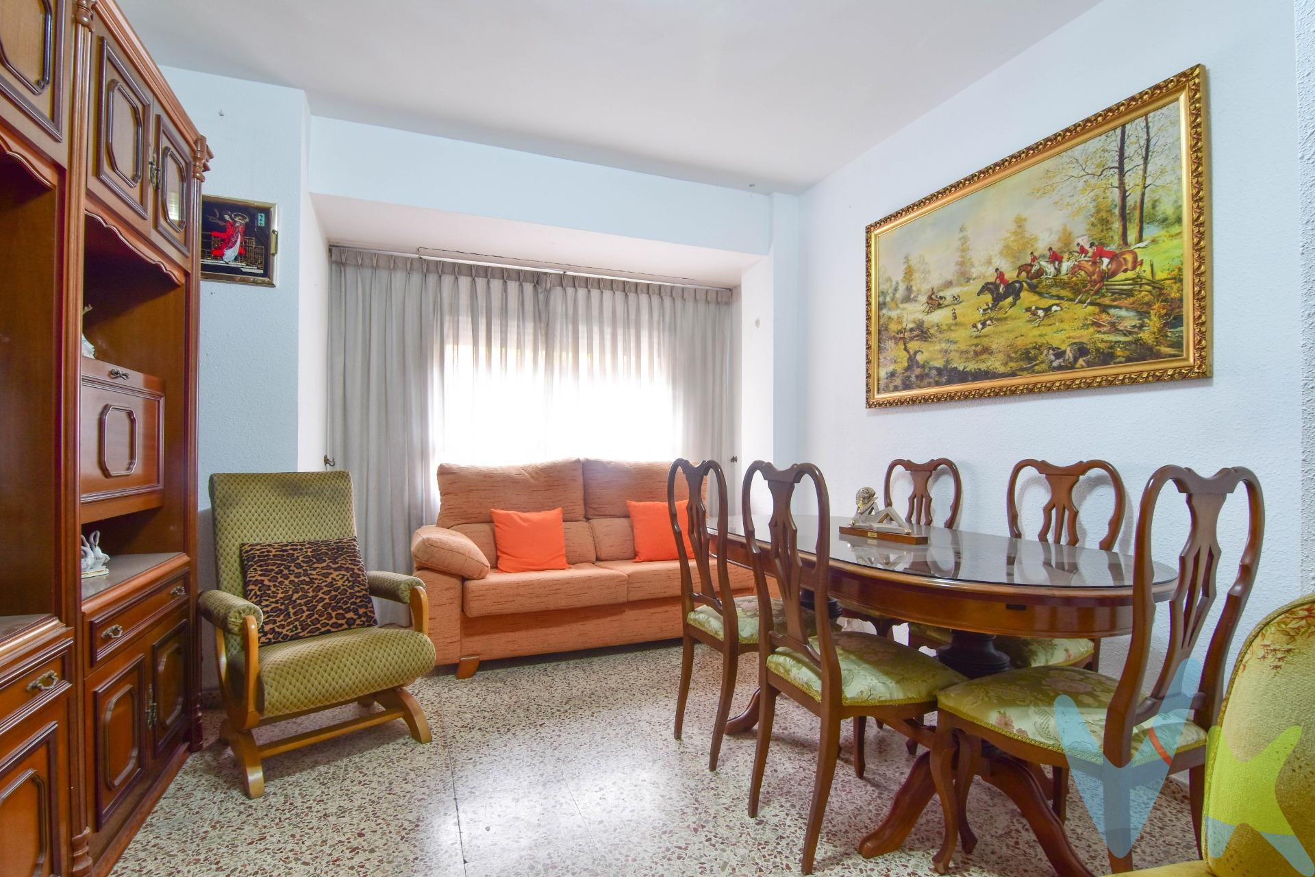 ¿Buscas un piso espacioso, bien ubicado y listo para entrar a vivir? ¡Este inmueble en Massanassa lo tiene todo!. Te presentamos esta magnífica vivienda de 4 habitaciones situada en una primera planta con ascensor, ideal para familias que buscan comodidad y cercanía a todos los servicios. Dispone de 2 baños completos, una amplia cocina independiente con salida a una espectacular terraza de 12 m², perfecta para disfrutar al aire libre, y un luminoso salón con balcón a la calle. El piso se encuentra en una zona consolidada, rodeada de todo tipo de servicios, comercios, colegios, transporte público y zonas verdes, lo que lo convierte en una opción inmejorable tanto para vivir como para invertir. Características destacadas:. •	4 habitaciones amplias. •	2 baños completos. •	Cocina con acceso a terraza de 12 m². •	Balcón exterior. •	1ª planta con ascensor. •	Excelente ubicación, rodeado de servicios. ¡No dejes pasar esta oportunidad! Contacta con nosotros para más información o para concertar una visita. *Nota: Agencia Registrada con el Nº 1018 en el Registro Obligatorio de Agentes Inmobiliarios de la Comunitat Valenciana. Puede consultar en la web de la GVA. La oferta está sujeta a cambios de precio o retirada del mercado sin previo aviso. En el precio de venta no están incluidos el impuesto del ITP, gastos de Notaría, los honorarios de agencia y los gastos de financiación, si la hubiese. Este anuncio no es vinculante, puede contener errores, se muestra a titulo informativo y no contractual*. *Por mandato expreso del propietario, comercializamos este inmueble en exclusiva, lo que le garantiza el acceso a toda la información, a un servicio de calidad, un trato fácil, sencillo y sin interferencias de terceros. Por este motivo, se ruega no molestar al propietario, a los ocupantes de la propiedad o a los vecinos. Muchas gracias por su comprensión. Si usted es agente inmobiliario y tiene un cliente para este inmueble, llámenos: estaremos encantados de colaborar. *. *Nuestro departamento financiero puede conseguir tu financiación. ¡ Consúltanos! *.