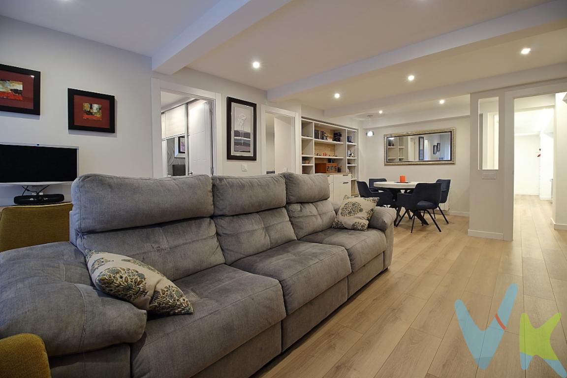 Se vende piso reformado en 2021 en el centro de Gijón. Es una vivienda de 62 m² útiles (84 m² construidos) ubicada en una primera planta con ascensor y servicio de portero físico que proporciona un extra de servicio y seguridadPuntos clave:Distribución: 2 habitaciones amplias, dos baños completos, salón comedor y zona de lavadero- despensaEstado: Moderno y funcional tras su reforma integral reciente.Ubicación: Conectividad excelente (cerca de tren y autobús) y rodeado de servicios, cultura y ocio, al lado del Teatro Jovellanos y Paseo de BegoñaEdificio: Construcción de 1970 bien conservada que combina diseño clásico con comodidades actuales.Es una opción ideal tanto para vivienda habitual como para inversión debido a su ubicación estratégica.Gastos e impuestos no incluidos en el precio. A título orientativo, en segundas transmisiones, el comprador abonará el Impuesto sobre Transmisiones Patrimoniales (ITP). Para consultar los porcentajes del ITP en Asturias puede hacerlo a través de la web oficial de servicios tributarios del Principado de Asturias https://sede.tributasenasturias.es/sites/sede/default/es_ES/Que-quieres-hacer/Transmisiones-Patrimoniales-y-AJD. La base imponible será el mayor valor entre precio de compraventa, tasación o valor de referencia catastral. Gastos de notaría y registro según aranceles variables según precio, número de copias y complejidad.  El comprador escoge libremente notario. El vendedor asume la plusvalía y el resto de gastos son del comprador. Si se precisa hipoteca: Tasación, condiciones y costes bancarios según entidad elegida por el comprador; así como los gastos de gestoría y cualesquiera otros inherentes a la formalización de la compraventa. De acuerdo con la ley, no se incluyen en el precio otros gastos o tributos que legalmente correspondan al comprador. Honorarios de intermediación inmobiliaria a cargo del vendedor y honorarios de mediación inmobiliaria del 2% más I.V.A. con un mínimo de 2.000 + IVA a cargo del comprador. El consumidor tiene derecho, conforme a la normativa vigente, a disponer de información y documentación adicional relativa al inmueble y condiciones de la compraventa, accesible en la sede física o mediante correo electrónico de la Agencia cuyos datos de contacto aparecen en la página web. La agencia actúa exclusivamente como intermediaria en la operación. Cualquier compraventa y sus condiciones quedan sujetas en todo caso a la aceptación expresa del vendedor del inmueble y a la posterior formalización del correspondiente contrato. El presente anuncio tiene carácter meramente informativo; la información suministrada se corresponde con la disponible a la fecha de publicación, pudiendo variar en función de las circunstancias o actualizaciones legales, contractuales y fiscales.