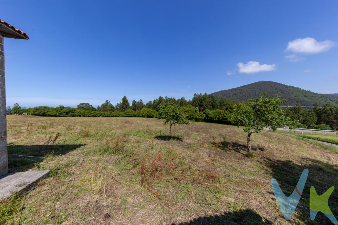 Se vende finca de 9.146 m² en Cudillero en  la  Concha de Artedo, La playa de Concha de Artedo que se encuentra  a tan solo 4 kilómetros de las parcelas, es una de las playas más especiales y bellas de Asturias, la finca es completamente llana y como resultado de la parcelación resultarían 6 fincas de 1.200m² con posibilidad de construir en cada una de ellas una vivienda unifamiliar de hasta 300m², existe actualmente una casa y un hórreo  para rehabilitar que quedarían englobados en una de las parcelas, la finca dispone de luz, agua y saneamiento, y tiene una magnifica orientación, si estas buscando un lugar ideal para vivir no dejes de visitarlo, la belleza de la zona y su potencial hacen de ella el lugar ideal para construir tu hogar,  tambien ideal como zona turística de vacaciones o como inversión, en la zona hay tiendas y hostelería, varias casas y alojamientos rurales, camping, a un paso tienes lugares tan bonitos como Cudillero, Salinas, muy bien comunicada con la salida a la autopista y cerca del aeropuerto, no deje de visitarlo.En el precio del inmueble no están incluidos los gastos de registro notaria e impuesto de trasmisiones.