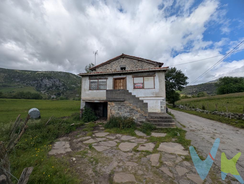 Se presenta una oportunidad única de adquirir una propiedad excepcional en la tranquila y pintoresca localidad de Lavín. Esta magnífica casa, disponible para venta, representa una extraordinaria fusión de historia y potencial moderno. Con una superficie total de 473 metros cuadrados, ofrece un generoso espacio que permite una vida cómoda y flexible, ideal para familias numerosas o aquellos que buscan espacio adicional  o actividades recreativas.Construido en 1961, el edificio emana un encanto característico de la época, presentando detalles arquitectónicos clásicos que agregan una dimensión de sofisticación histórica. Cada una de las cinco habitaciones permite disfrutar de una abundante entrada de luz natural, creando un ambiente acogedor y luminoso. Los amplios espacios interiores son perfectos para el diseño de ambientes personalizados, ya sea con un enfoque clásico o contemporáneo.La propiedad se extiende sobre una generosa parcela que ofrece numerosas posibilidades para desarrollar un increíble espacio exterior. Este terreno adicional otorga libertad para concebir desde un hermoso jardín hasta un área de esparcimiento o, incluso, la instalación de una piscina. Es el escenario perfecto para aquellos que valoran la privacidad y el contacto con la naturaleza, sin renunciar a las comodidades modernas.La finca cuenta con un cerramiento integral, brindando un entorno de seguridad y privacidad que es altamente valorado por aquellos que buscan un lugar tranquilo y seguro para establecerse. Este cerramiento también agrega un nivel adicional de protección para cualquier desarrollo posterior en la parcela, permitiendo a los futuros propietarios disfrutar con total tranquilidad.Situada en un enclave estratégico, la casa proporciona un fácil acceso a los servicios y comodidades de Lavín, equilibrando de manera perfecta la serenidad del entorno con la conveniencia de la vida moderna. Este equilibrio es ideal para aquellos que desean alejarse del bullicio urbano mientras permanecen conectados con el entorno social y cultural.Invitamos cordialmente a aquellos interesados a programar una visita para experimentar personalmente las inigualables características que esta residencia tiene para ofrecer. Durante la visita, podrá apreciar de primera mano el potencial inmaterializado que esta propiedad brinda. Cada rincón cuenta una historia y ofrece una oportunidad para crear memorias duraderas en un entorno distinguido y encantador.No deje pasar esta rara oportunidad de adquirir una propiedad que combina historia, espacio y potencial ilimitado. Esta casa no solo es un hogar, es una inversión en calidad de vida y futuro. Sea protagonista de una nueva historia en una casa que ya posee un alma llena de historia y encanto. Esperamos poder mostrarle todo lo que este excepcional inmueble tiene para ofrecer. 