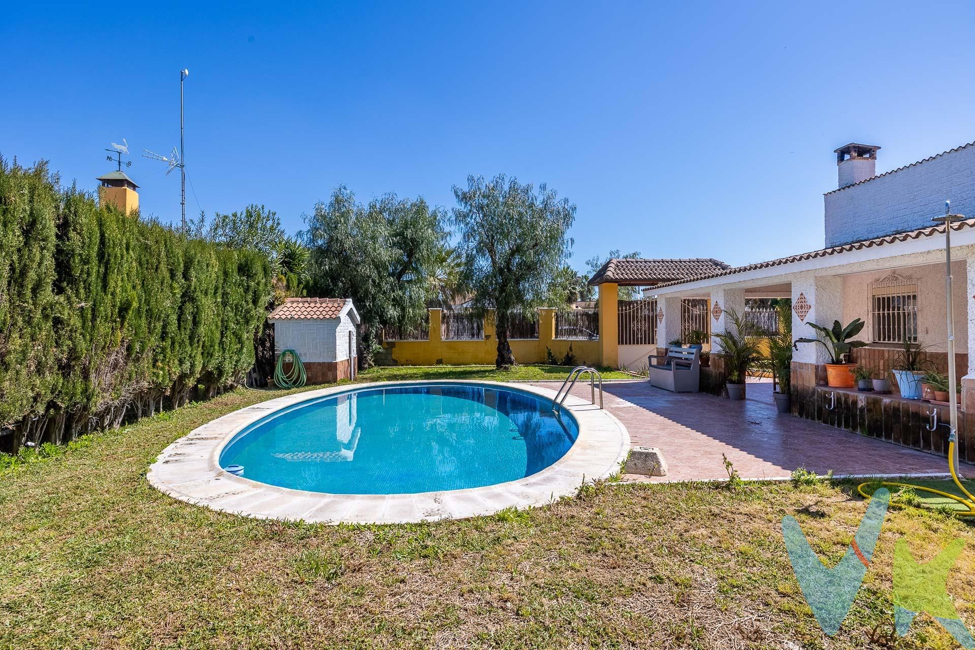 ¡Descubre esta espectacular vivienda en la exclusiva urbanización privada Don Rodrigo!. Ubicada en el término municipal de Los Palacios y Villafranca, a solo 8 minutos de Dos Hermanas, esta propiedad es el refugio perfecto para quienes buscan tranquilidad, confort y exclusividad. 🏡 Características de la vivienda:. Parcela de 1.000 m² con amplias zonas ajardinadas. 108 m² construidos  de inmueble en una sola planta, diseño funcional y listo para entrar a vivir. 2 dormitorios muy amplios, ideales para el descanso. 1 baño completo con acabados modernos. Salón espacioso con chimenea, aire acondicionado y ventilador de techo. Cocina amueblada y recientemente reformada, equipada con electrodomésticos de alta gama. Bomba descalcificadora para el agua en toda la casa. Gran porche de 40 m², perfecto para reuniones familiares, con posibilidad de acristalamiento y equipado con dos ventiladores de techo. 🌿 Zonas exteriores para el disfrute:. Piscina de 40 m² con ducha y amplia terraza con asador de obra. Cuarto de máquinas de 6 m² para mayor organización. Casetilla de madera de 7 m², ideal para almacenamiento. Gran portón de hierro en la parte trasera para un acceso cómodo a la parcela. Zona ajardinada con invernadero, perfecta para los amantes de la jardinería y el cultivo ecológico. 🚀 Ubicación y entorno:. La urbanización Don Rodrigo ofrece una calidad de vida inmejorable, con acceso a un club hípico, pistas de tenis, pádel y fútbol, por solo 15 € de cuota comunitaria mensual. Su ubicación estratégica está impulsada por el desarrollo del Parque Logístico Empresarial Palenquivir, que mejorará la conectividad con Sevilla y otras localidades gracias a un nuevo intercambiador de transporte en la intersección de la AP-4 con la N-IV. La zona está rodeada de espacios verdes, con acceso a transporte público, centros educativos y sanitarios, además de una gran variedad de comercios y zonas de ocio en Los Palacios y Villafranca. 📢 ¡No dejes pasar esta oportunidad! Llama y agenda tu visita hoy mismo. 📞 Tu nuevo hogar te está esperando. 📄 Documento de Identificación Abreviado (DIA) disponible. 💰 Gastos de Registro, Notaría, Honorarios al comprador e Impuestos no incluidos en el precio. . 