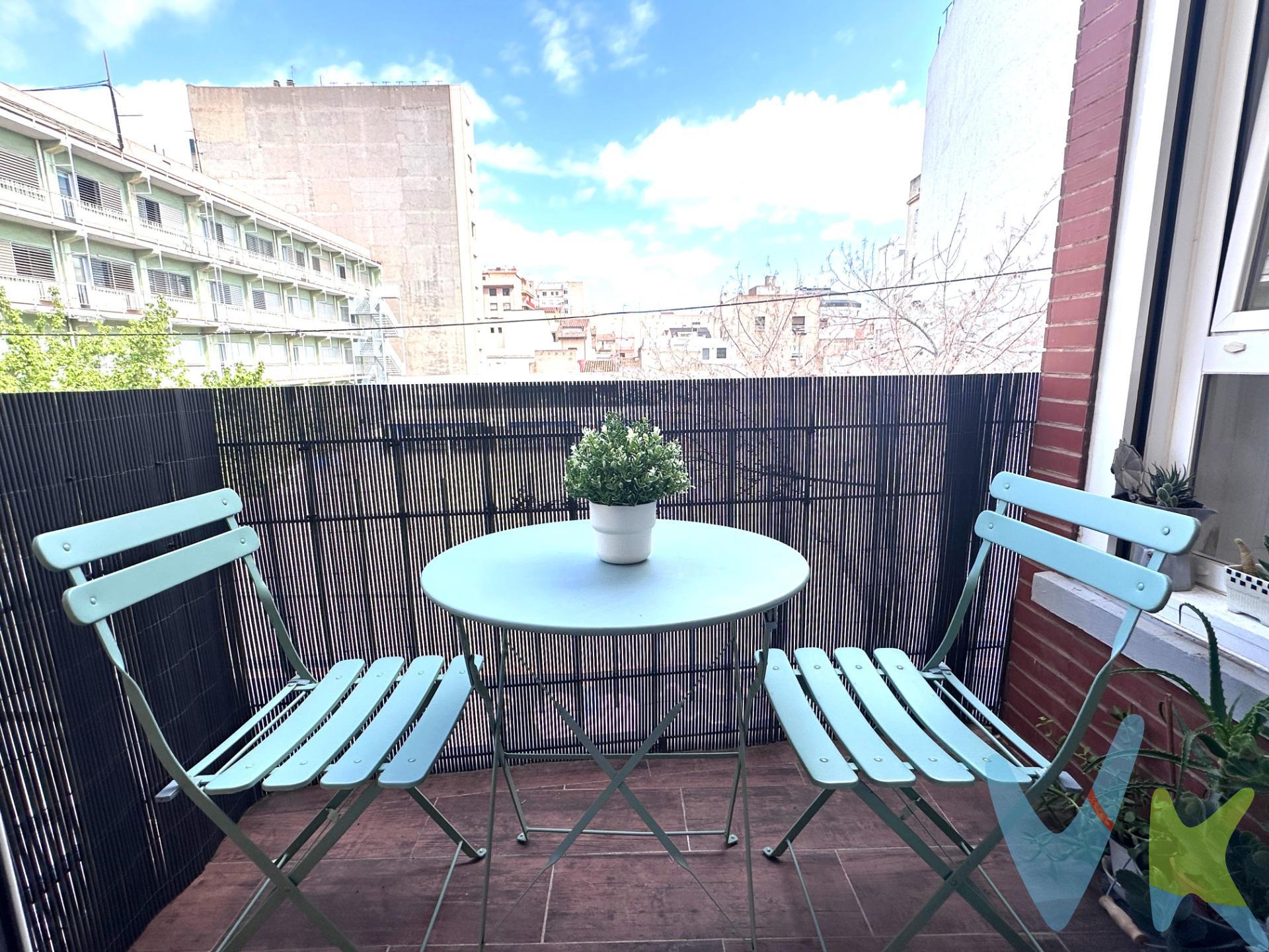 Vivienda en una segunda planta de solo dos vecinos. Sin ascensor. Tiene hecha una reforma y dispone de 145 m2 construidos distribuidos en hall, comedor salón de casi 21 m con salida a un balcón de unos 3 metros. La vivienda tiene un patio interior y en la parte de atrás una galería con su lavadero y 1 aseo con lo que tiene luz del exterior. Cocina amplia donde se puede comer, 3 habitaciones dobles con armarios empotrados y 1 baño completo. En la parte superior tiene una terraza comunitaria para las dos viviendas y un trastero enorme. Se vende con muebles y electrodomésticos. . !!!NO DEJES DE PERDER ESTA OPORTUNIDAD!!!