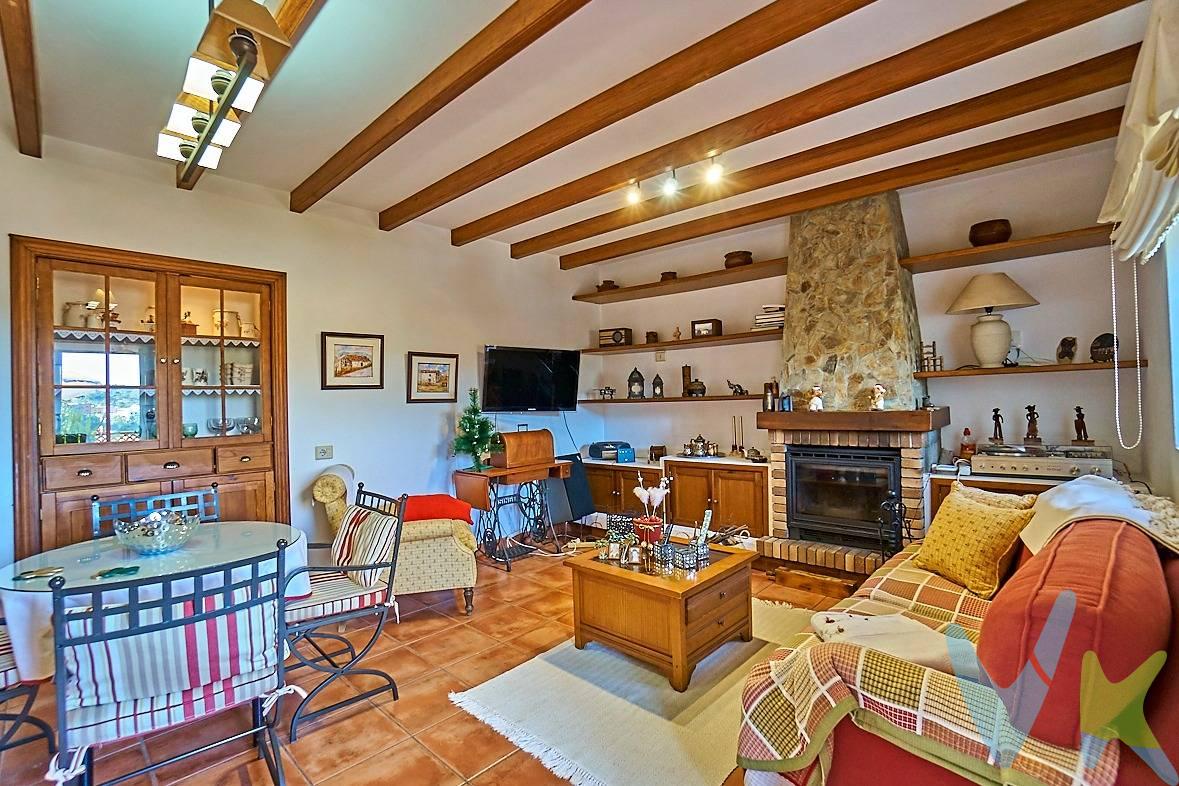 Chalet en Santa Brígida: Encanto canario y comodidad moderna. Descubre esta preciosa y luminosa casa de dos plantas, con buhardilla y sótano en Santa Brígida, completamente rehabilitada a partir de una típica casa canaria de anchos muros, combinando tradición y confort en un entorno inigualable. Detalles de la vivienda:. - Planta alta: . Descendiendo desde la carretera de acceso asfaltada, donde tenemos una zona de aparcamiento para dos vehículos en el exterior, hay un primer nivel con una bonita terraza/recibidor que da acceso al hall de entrada. Esta planta se distribuye en un amplio dormitorio doble con armarios empotrados y un baño, ambos con vistas al jardín y al pintoresco pueblo de Santa Brígida. Los suelos y techos de madera original de Tea y las anchas paredes de piedra mantienen el carácter de la antigua casa canaria. Subiendo por una original escalera de paso alternado, tenemos un espacio abuhardillado con un dormitorio sencillo y una estancia ideal como despacho, es fácilmente adaptable para obtener 2 dormitorios independientes. - Planta baja:. Bajamos por una cómoda y bonita escalera con barandilla de acero forjado y llegamos a la cocina que se entrega amueblada y con electrodomésticos, abierta al salón el cual se distribuye alrededor de la chimenea, ideal para crear un ambiente acogedor en toda la casa, ya que su calor se aprovecha también en la planta alta. Esta planta tiene un aseo y una práctica despensa que aprovecha la parte baja de la escalera. Desde el salón/cocina se puede ver el jardín y terraza por sus amplias ventanas y acceder directamente. Este jardín es un paraíso para disfrutarlo, un espacio amplio y versátil, completamente vallado y con muros de piedra vista diseñado para disfrutar en familia o con amigos:. Zona de barbacoa con cocina cubierta y mucho espacio de almacenaje. Pérgola de madera como comedor al aire libre. Solarium. Es un espacio para relajarse, rodeado de vegetación, flores, fuente, piedra, madera, materiales nobles que hará las delicias de quien le guste la jardinería y pasar grandes momentos en familia. Un aseo exterior ideal para las reuniones y eventos, evitará que se entre en casa en las fiestas. Finalmente anexo al jardín hay un amplio cuarto trastero que podría convertirse en otro dormitorio, cuarto de juegos, despacho de trabajo, etc. ¿Por qué elegir esta casa?. Materiales de primera calidad: Cada detalle y acabados han sido cuidados al máximo. Se entrega amueblada: Lista para entrar a vivir o alquilar. Salvo algunos muebles y enseres personales a concretar. Alta rentabilidad: Registrada como vivienda vacacional, con beneficios demostrables en los últimos años. Ubicación perfecta: A solo 30 minutos de Las Palmas y menos de 5 minutos del casco de Santa Brígida, con todos los servicios a tu alcance. A 11 minutos a pie de la parada de guaguas en la carretera principal Santa Brígida/San Mateo . ¡Una oportunidad única! Esta casa no solo es un hogar, es una experiencia de vida. Perfecta tanto para familias como para inversores. ¡Ven a visitarla y déjate enamorar por su encanto!. Los gastos de impuestos, registro, notaría y cualquier otro derivados de la venta no están incluidos en el precio PVP. 