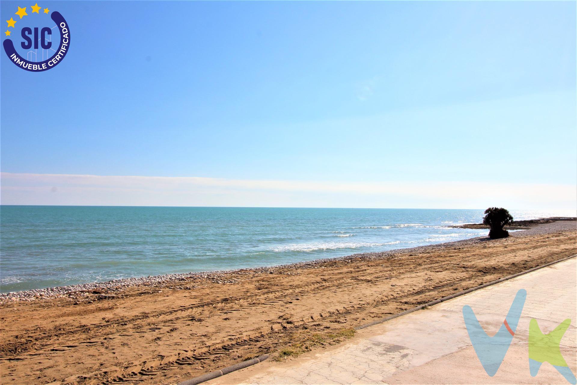Descubre el apartamento de tus sueños en la exclusiva zona de Marina D´Or, donde la elegancia y la funcionalidad se unen para ofrecerte una experiencia de lujo en la playa. Disfruta de unas vistas despejadas desde la terraza de este apartamento de diseño moderno y funcional en un entorno relajante. La vivienda esta distribuida en, salón comedor espacioso y luminoso, perfecto para recibir familiares y amigos, cocina independiente totalmente equipada, dos habitaciones dobles con armarios empotrados, uno de ellos con baño en suite para tu máxima privacidad y baño de invitados con plato de ducha. Además tiene asignada una plaza de parking para estacionar tu vehículo de manera segura y cómoda, cuenta con zona infantil para que los peques  puedan jugar y divertirse  y piscina comunitaria para refrescarse y disfrutar del sol. Este apartamento en Marina D´Or es el lugar perfecto para disfrutar de la una vida relajada y sofisticada en la playa. No pierdas la oportunidad de hacer de este apartamento tu hogar y experimentar la vida de lujo que te mereces. . A pie de playa, Marina d'Or – Ciudad de Vacaciones, y dentro sus 500.000 metros cuadrados de zonas verdes y ajardinadas, ofrece 24.000 metros cuadrados de césped natural en primera línea, ideales para tus vacaciones con niños y una alternativa perfecta al resto de playas de arena del complejo. Esta zona verde, está equipada con kioscos de playa, zona náutica y jardines, hacen las delicias de niños y mayores. Los metros útiles son aproximados. Este inmueble es en exclusiva, con lo que le facilitamos cualquier información sobre la vivienda. Por este motivo, solicitamos no molesten al propietario, ocupantes de la propiedad, vecinos o conserje de la comunidad. . Muchas gracias por su comprensión. El precio indicado puede sufrir variaciones. En todos los casos los precios expuestos son más impuestos y gastos derivados de la transmisión del inmueble. 