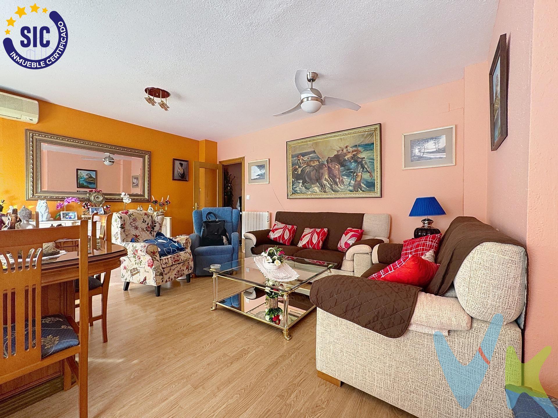 Se presenta una inmejorable oportunidad de adquirir un primer piso con ascensor. Distribución Funcional y Espacios para el Confort. La vivienda, se encuentra en un buen estado de conservación general y ofrece una distribución muy inteligente y funcional. Dormitorios y Baños: El inmueble consta de tres dormitorios de generosas dimensiones, todos ellos luminosos y fáciles de amueblar, proporcionando el espacio personal necesario. Además, dispone de dos cuartos de baño completos, un detalle que añade comodidad y funcionalidad al día a día. Zona Social: El corazón de la vivienda es su amplio y acogedor salón-comedor. Desde el salón se accede directamente a un agradable balcón exterior, un rincón ideal para disfrutar del aire fresco. Cocina y Terraza: La cocina, de carácter independiente, ofrece un buen espacio de almacenamiento, estando perfectamente equipada para el uso diario. Su principal atractivo reside en su acceso directo a una práctica terraza interior tipo patio de luces. Este espacio es invaluable, ya que funciona perfectamente como tendedero privado y una funcional zona de lavandería, aportando luz y ventilación extra a la vivienda. Finca y Ubicación con Valor Añadido. La finca donde se integra la propiedad destaca por contar con ascensor, un factor que facilita enormemente el acceso a la vivienda y mejora la calidad de vida de sus residentes. La ubicación en la calle San Jacinto de Paterna es uno de los mayores atractivos de esta propiedad. La zona garantiza la proximidad inmediata a una completa red de servicios esenciales, lo que permite realizar la vida diaria sin necesidad de grandes desplazamientos:. Servicios: Supermercados, farmacias, pequeños comercios y el centro de salud se encuentran a pocos minutos a pie. Educación y Ocio: Cercanía a centros educativos (colegios e institutos) y a diversas zonas verdes y parques, perfectos para el ocio y el esparcimiento. Comunicaciones: La zona goza de una excelente comunicación, con fácil acceso tanto a las principales vías de Paterna como a las opciones de transporte público (metro y autobús), lo que conecta rápidamente con Valencia y las poblaciones colindantes. PVP 225.000€.  Gastos e impuestos no incluidos en el precio. La compra conlleva impuestos y gastos de formalización para el comprador. A título orientativo se informa que en segundas transmisiones el  ITP  con carácter general en  Valencia  es del  10%, pudiendo existir otros tipos impositivos atendiendo a  las circunstancias  personales del comprador u otras circunstancias previstas legalmente. Base imponible del impuesto el mayor valor entre el precio de compraventa, la tasación o el valor de referencia catastral. En cuanto a los gastos de  notaría y registro, en su caso,  suelen oscilar aprox; entre 1,5% y 2,5% (aranceles variables según precio, n.º de copias y complejidad). El comprador elige notario. Si el comprador precisase de  hipoteca: tasación, condiciones y costes bancarios serán según entidad elegida por el comprador, así como los gastos de gestoría, y cualesquiera otros gastos inherentes a la formalización de la compraventa que legalmente correspondan a la parte compradora, salvo pacto expreso en contrario con el vendedor. El consumidor tiene,  conforme a la normativa vigente, a su disposición información y documentación adicional relativa al inmueble y condiciones de la compraventa, que podrá ser consultada en C/Joaquín Costa 4, bajo 46005 Valencia o urbe2@remax.es. Honorarios de mediación inmobiliaria a cargo del  COMPRADOR: (3% del precio final de venta más IVA (21%), salvo otro pacto.); y  de VENDEDOR (según acuerdo con el mismo). Se informa al consumidor que la agencia actúa como intermediaria inmobiliaria en la operación, estando cualquier eventual compraventa y sus condiciones sujeta a la aceptación expresa del propietario-vendedor y a la posterior formalización del correspondiente contrato.