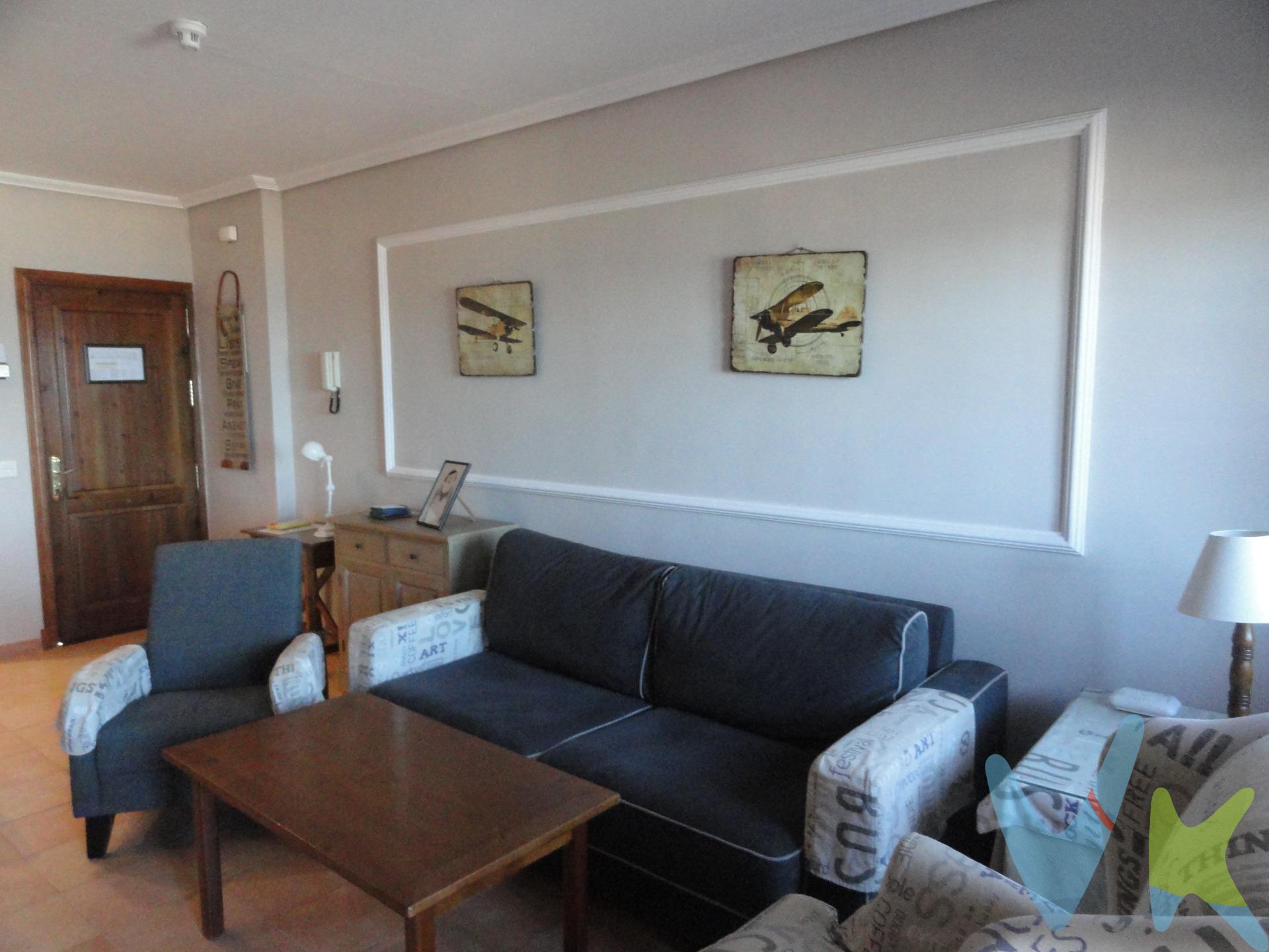Se vende estudio con licencia de Vivienda Turística, es una concesión administrativa, situado en el prestigioso Complejo Bahía Sur, una de las zonas más demandadas tanto para disfrute personal como para inversión. La vivienda dispone de cocina americana, salón-comedor con chimenea, un dormitorio, baño completo y una agradable terraza, ideal para el descanso y el ocio. El complejo hotelero al que pertenece cuenta con dos piscinas, amplias zonas ajardinadas, restaurante y seguridad privada, ofreciendo comodidad y tranquilidad durante todo el año. Además, tiene acceso directo a las zonas deportivas y al Centro Comercial Bahía Sur, con todo tipo de servicios. Dispone de bolsa de aparcamiento. 📍 Excelente oportunidad como inversión, ya que se trata de una vivienda turística en funcionamiento, o como segunda residencia en una ubicación privilegiada. Disponemos del Documento Informativo Abreviado de la propiedad (D.I.A), según Decreto 218/2005, de 11 de octubre. La Agencia Inmobiliaria también dispone de  Seguro de Caución, para la garantía y protección de las cantidades económicas  entregadas como señal para la reserva de una vivienda. Así mismo, informamos que los gastos Notariales, Registrales, ITP, Honorarios de la Agencia y otros gastos inherentes a la compraventa no está incluidos en el precio. Por mandato expreso del propietario, comercializamos este inmueble en exclusiva compartida, lo que le garantiza el acceso a toda la información, a un servicio de calidad, un trato fácil, sencillo y sin interferencias de terceros. Por este motivo, se ruega no molestar al propietario, a los ocupantes de la propiedad o a los vecinos. . Muchas gracias por su comprensión.