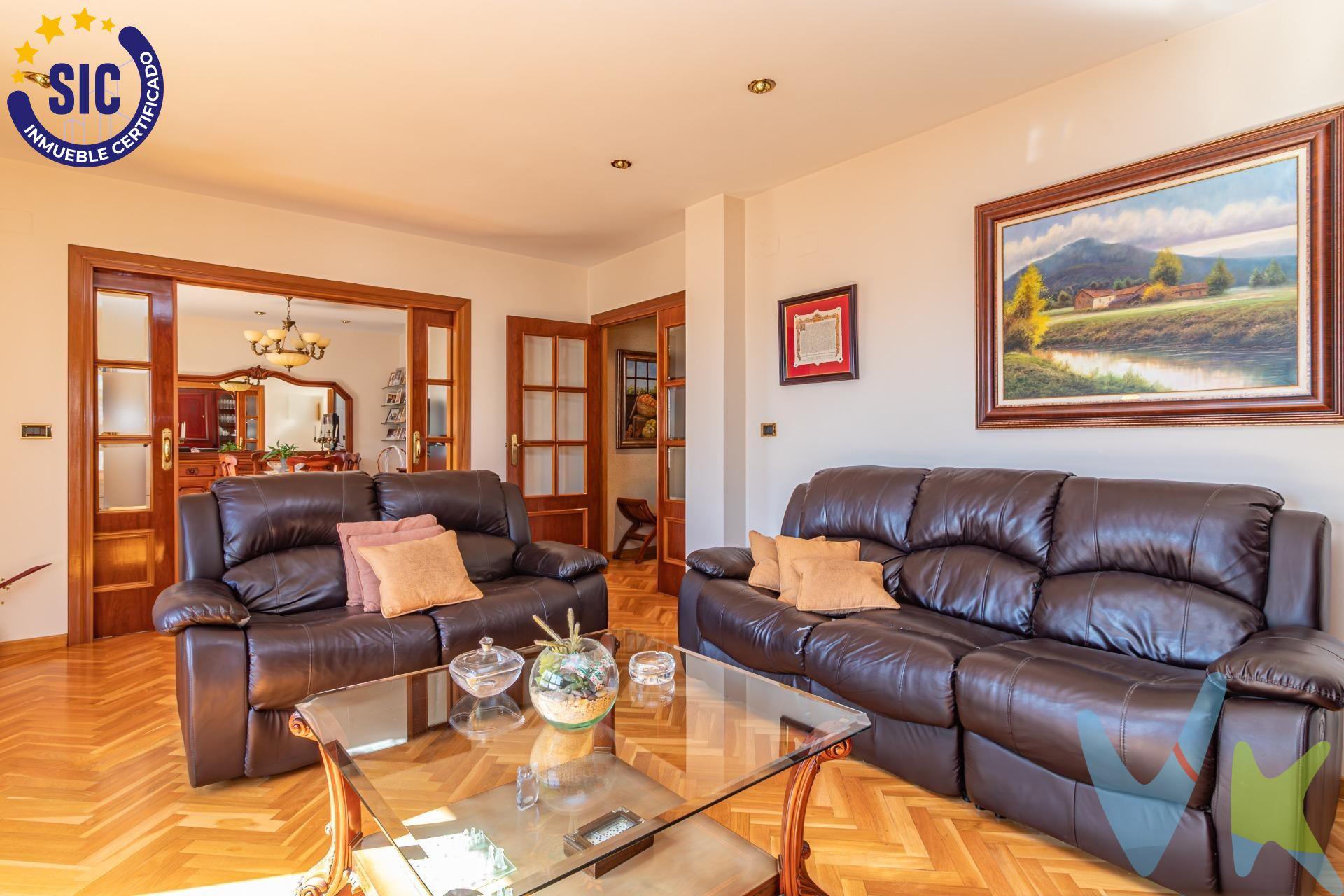 Presentamos este excepcional piso ubicado en el corazón de Vila-real, concretamente en la zona Av. La Mura. Con una superficie total de 154 m², esta propiedad destaca por su amplitud y luminosidad gracias a su orientación este-oeste, con doble fachada que permite disfrutar del sol durante todo el día. El inmueble cuenta con cuatro habitaciones dobles y una sencilla, así como dos baños completos, uno de ellos en suite con bañera de hidromasaje, proporcionando una experiencia de relajación y bienestar. Ideal para familias que buscan espacio sin renunciar a la comodidad. Su cocina equipada se integra perfectamente al amplio salón de 25 m² donde podrás cocinar y compartir momentos con familiares y amigos. Incluye extras muy valorados como armarios empotrados -con un extra adicional en la entrada-, ascensor, balcón privado perfectos para relajarse al aire libre o tomar un café mientras disfrutas las vistas despejadas del casco antiguo. Además, dispone de calefacción mediante caldera, lo que añade un plus de confort a tu hogar. El entorno es inmejorable: estarás rodeado por centros médicos, colegios, zonas infantiles, bancos, supermercados , etc., todo ello te permitirá tener acceso inmediato tanto a servicios esenciales como de ocio. También debes saber que tiene dos plazas de parking. Esta oportunidad única está disponible para todo aquél interesado en vivir cómodamente y cerca de todos los puntos clave de la ciudad. No lo dudes ¡Contáctanos ya!