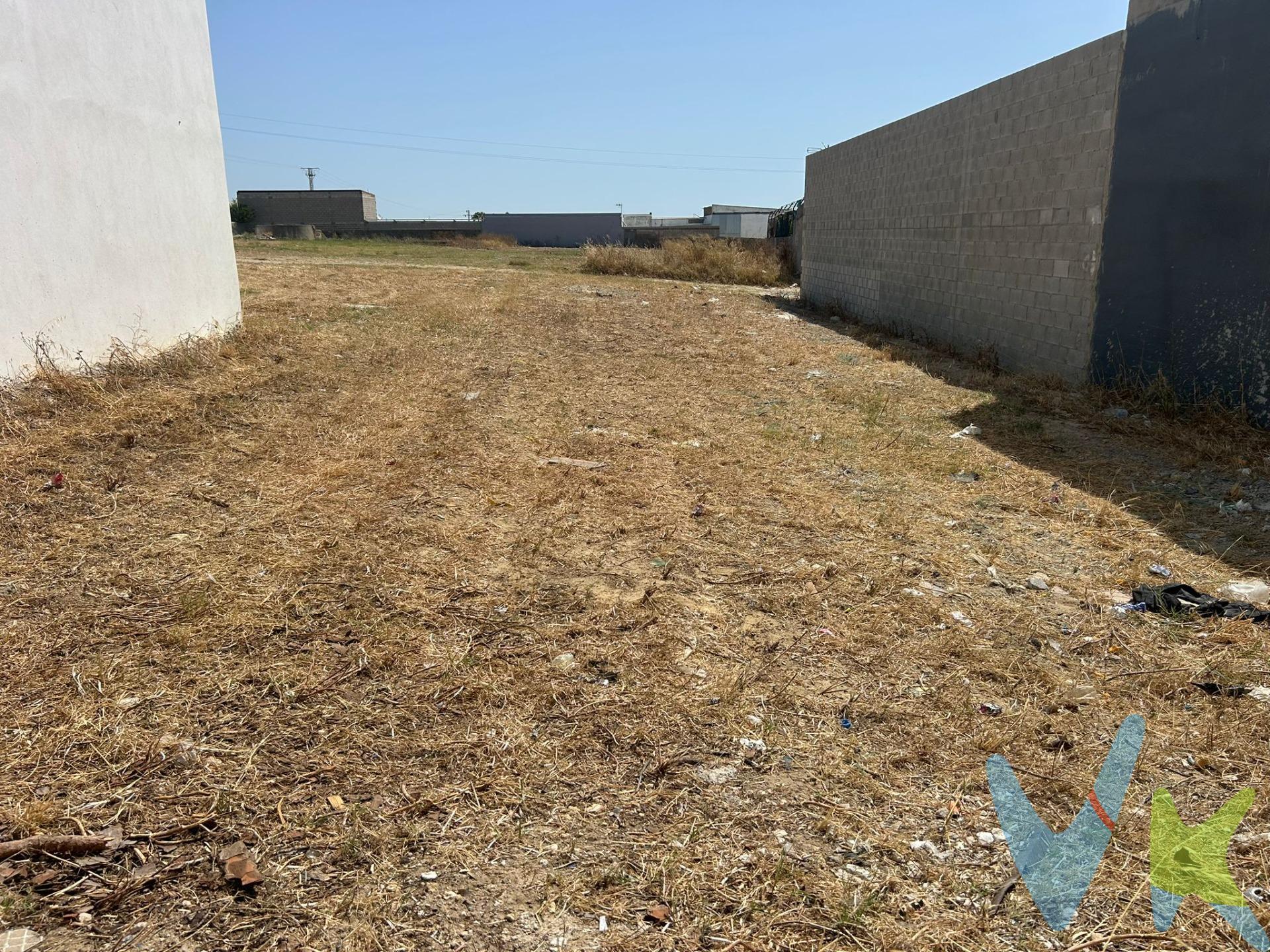 Parcela URBANA en Chiclana de 110 m2 situada en la Carretera de Medina, en la zona de la Barriada Las Frutas, con fácil acceso a la autovía, rodeada de todo tipo de comercios, colegios, transporte público.., Visítela !!. (Gastos de notaría, registro, impuestos y honorarios de la agencia, no incluidos en el precio).