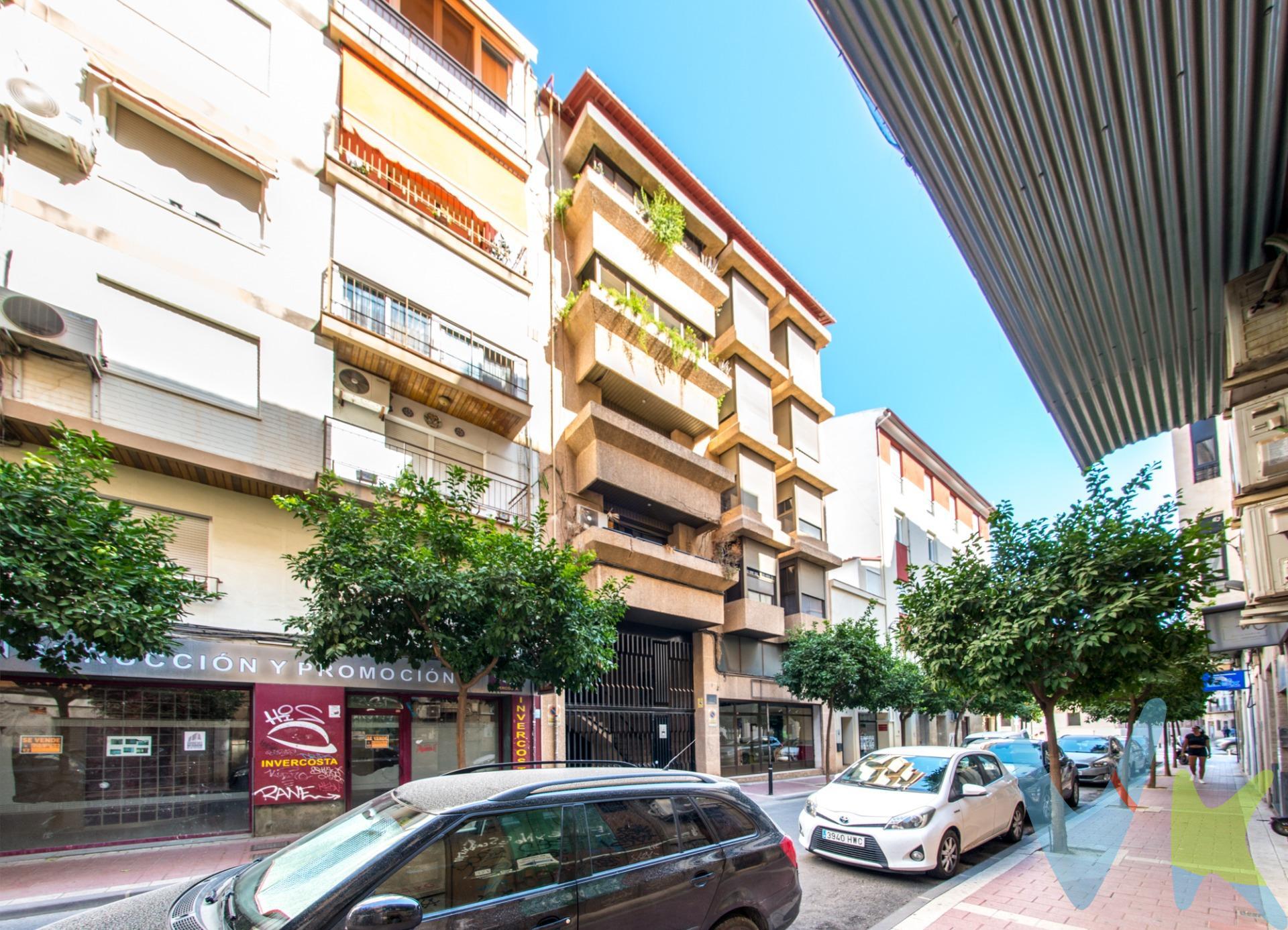 Crea el hogar que siempre has soñado en una de las calles más emblemáticas del centro, Gómez Cortina, justo al lado de El Corte Inglés, te espera una vivienda con esencia, lista para que la termines a tu gusto y la conviertas en el hogar que siempre has soñado. Ubicada en un edificio exclusivo de solo 4 vecinos, con ascensor y una tranquilidad inusual en pleno centro, esta casa te ofrece algo muy valioso: espacio, luz y la posibilidad de hacerlo todo tuyo. Cuando te pongas en contacto con nosotros te informaremos de los gastos que no están incluidos en el precio, gastos de compraventa y te ayudaremos para que tu proceso de compra con nosotros se convierta en un #Calma: Estado ideal de tranquilidad que tendrás al comprar tu casa con nosotros. *Por último, te vamos a contar una cosa: Los propietarios han confiado en nosotros y nos han contratado en exclusiva para que les ayudemos a vender uno de sus bienes más preciados. Esto para ti, como comprador, será una garantía ya que tendrás acceso a un servicio de calidad, un trato fácil, sencillo y sin interferencias de terceros. Por eso, te vamos a pedir un favor, habla con nosotros, no los molestes, te vamos a ayudar en caso de interés en todo el proceso y te vamos a facilitar toda la documentación e información que precises. Como ya te habíamos dicho, ¡Un servicio de calidad!. Nada más entrar, un acogedor recibidor marca el inicio del recorrido. Desde ahí, se accede al amplio salón, un espacio cálido y lleno de posibilidades, iluminado por dos grandes ventanales, uno de ellos con salida al balcón exterior. Los techos con foseados aportan un toque de distinción y estilo, envolviendo la estancia en una atmósfera de calma y amplitud. La cocina es otro de los puntos fuertes: generosa en espacio, muy luminosa y con lavadero independiente, perfecta para quienes disfrutan de los momentos en familia o con amigos en torno a una buena comida. Y lo mejor: podrás elegir cada detalle. Suelos, puertas, pintura y mobiliario están por terminar, lo que te permite diseñar una vivienda a tu medida, sin renuncias. Además:. ✔️ Dos plazas de garaje incluidas, para que aparcar no sea nunca un problema. ✔️ Un trastero muy amplio en la planta cubierta, ideal como desahogo o zona extra. ✔️ Terraza comunitaria con vistas despejadas, perfecta para respirar aire libre sin salir de casa. Una vivienda con alma, potencial y una ubicación privilegiada. Un lienzo en blanco donde empezar tu nueva historia, en pleno centro de Murcia. ¿Quieres descubrirla?. 