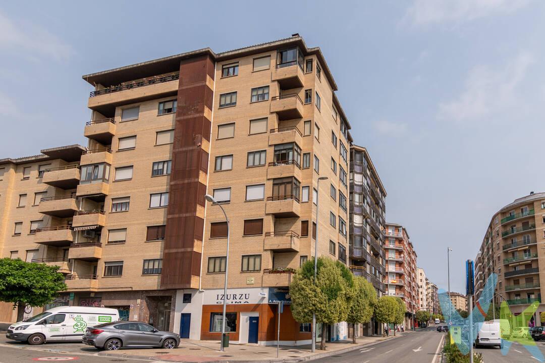 Vivienda de 3 dormitorios con garaje en Azpilagaña
Una vivienda amplia, cómoda y bien ubicada, en uno de los barrios más consolidados de Pamplona.
Te presentamos esta interesante vivienda de 3 dormitorios y plaza de garaje, situada en Azpilagaña, un entorno residencial plenamente consolidado y con todos los servicios necesarios para disfrutar del día a día con comodidad.
La vivienda cuenta con una distribución práctica y espacios amplios, con tres dormitorios de buenas dimensiones, un luminoso salón-comedor, cocina independiente y un baño. Además, dispone de una terraza exterior, ideal para disfrutar de un espacio al aire libre, y de un balcón-tendedero orientado a patio de manzana, que aporta funcionalidad y desahogo a la vivienda.
Uno de sus grandes atractivos es la plaza de aparcamiento situada en la planta sótano del edificio, comunicada directamente con la vivienda mediante ascensor, lo que aporta un plus de comodidad especialmente valorable en el día a día.
El edificio ha sido objeto de una importante actualización, con portal y ascensor totalmente renovados y sin barreras arquitectónicas, facilitando un acceso cómodo y accesible para todas las personas.
Su ubicación es otro de sus puntos fuertes. Se encuentra en Azpilagaña, a escasa distancia de ambas universidades y junto al nuevo desarrollo de Arrosadia, en un entorno que combina zonas residenciales, amplias áreas verdes y una excelente conexión con el resto de la ciudad. Además, su proximidad al centro de Pamplona permite disfrutar de sus servicios, comercios y oferta de ocio sin renunciar a la tranquilidad de un barrio consolidado.
Una vivienda con muchas posibilidades, que reúne amplitud, terraza, garaje, accesibilidad y una ubicación estratégica. Una excelente oportunidad tanto para quienes buscan su hogar como para quienes valoran una inversión en una zona con gran proyección.
INFORMACIÓN LEGAL
▪ Información meramente orientativa, sin carácter contractual.
▪ Superficies y características aproximadas, con finalidad descriptiva.
▪ En el precio de venta están incluidos los honorarios de la agencia inmobiliaria, que serán asumidos por la parte vendedora.
▪ El precio indicado no incluye los gastos e impuestos derivados de la compraventa a cargo del comprador (Notaría, Registro de la Propiedad, I.T.P., A.J.D. o I.V.A., según corresponda), ni otros posibles gastos asociados.
▪ El inmueble se transmite sin mobiliario ni otros enseres, salvo que se indique expresamente lo contrario.
 
A modo orientativo en Navarra:
▪ Notaría y Registro: 1%–1,5%.
▪ ITP: tipo general 6% (con posibles bonificaciones).
▪ AJD: aprox. 0,5%–1%.