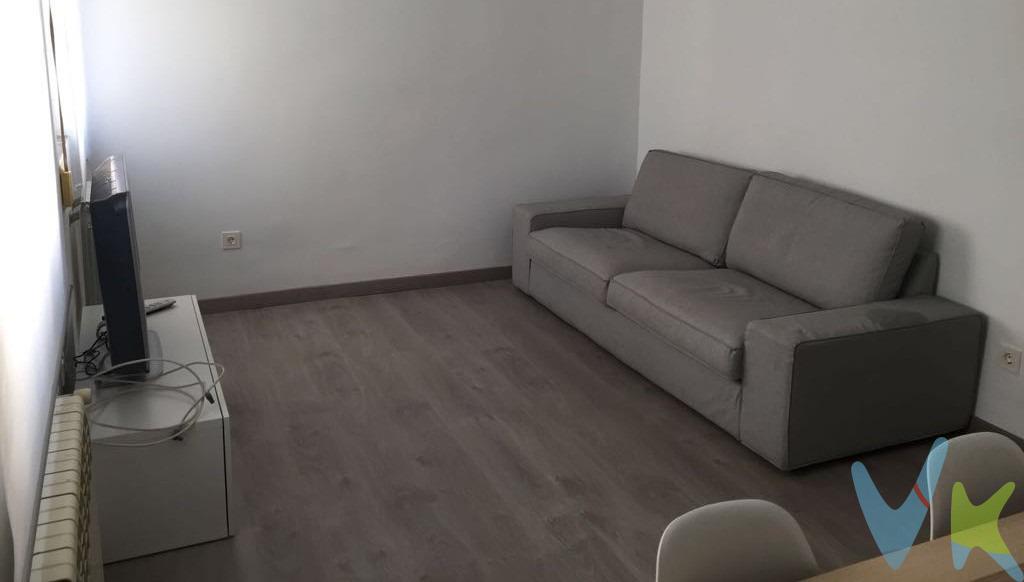 Presentamos este atractivo apartamento de dos dormitorios en la calle Lepanto, idealmente situado junto al Clínico y las principales universidades. Este inmueble ha sido  reformado y amueblado con estilo moderno, lo que le permite ofrecer una experiencia confortable desde el primer momento. Aunque se trata de un piso interior, su diseño optimiza la entrada de luz natural, creando un ambiente cálido y acogedor. Asimismo, cuenta con ascensor para mayor comodidad en los desplazamientos dentro del edificio. La calefacción es individual a gas natural, garantizando así eficiencia energética durante todo el año. Su ubicación privilegiada permite disfrutar de todos los servicios necesarios a pie de calle: supermercados, cafeterías y transporte público cercano son solo algunas ventajas que ofrece esta propiedad tan bien conectada. Ideal tanto para estudiantes como para profesionales que busquen residir cerca del centro neurálgico académico o sanitario.