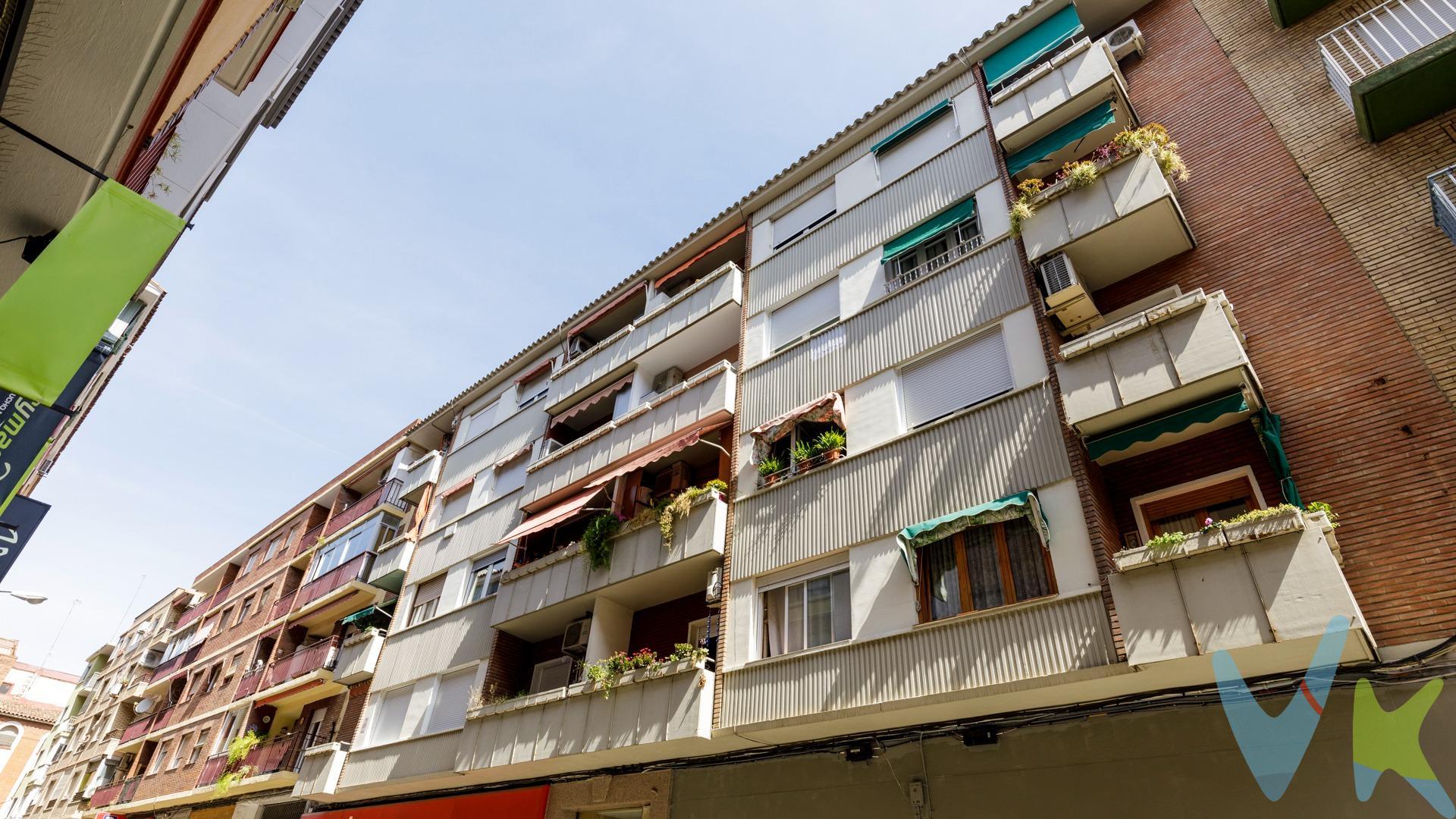 Zaragoza se vive mejor cuando todo lo importante queda a pocos minutos de casa. Vivir en Calle Luis del Valle 14 , en plena zona Universidad San Francisco, es tener la ciudad a mano sin renunciar a la sensación de hogar. Una ubicación céntrica, cómoda y muy demandada, rodeada de vida, servicios y conexiones que hacen que el día a día sea más fácil: tranvía, autobuses, colegios, hospitales, supermercados y todo lo que necesitas a pocos minutos. En este entorno tan práctico y especial, encontramos un piso que combina ubicación, comodidad y posibilidades reales de futuro, tanto para quien busca una vivienda donde empezar una nueva etapa como para quien quiere invertir en una zona con demanda constante. En un edificio de 1963 con ascensor y en buen estado, esta vivienda cuenta con 64 m² construidos y 58 m² útiles, distribuidos de forma práctica en 3 habitaciones: una habitación doble y dos habitaciones individuales que pueden adaptarse a cada momento de la vida: dormitorios, despacho, cuarto de invitados o espacio extra para organizar el día a día. Está en buen estado de conservación en general , solo se deberia cambiar el suelo de tarima, por lo que permite empezar a disfrutarla sin tener que enfrentarse a una reforma desde el primer momento. Su orientación noreste y este  aporta sol por la mañana y una luz tranquila y agradable, especialmente cómoda para quienes valoran una vivienda luminosa sin excesos de calor. Cuenta con calefacción y agua caliente  individual de gas , caldera con mantenimientos al dia. Además, el edificio dispone de acceso sin barreras arquitectónicas, un detalle importante que suma comodidad y accesibilidad para los que lo necesitan. Por ubicación, tamaño y distribución, también es una opción muy interesante para quienes buscan invertir con sentido. Cerca de universidad, hospitales, transporte público y servicios, es una vivienda con atractivo evidente para el alquiler. Una inversión que no se basa solo en números, sino en algo mucho más importante: estar donde la gente quiere vivir. Ven a conocerlo. Puede que este sea justo ese piso que estabas esperando encontrar: para vivirlo, para cuidarlo o para hacerlo crecer como inversión.