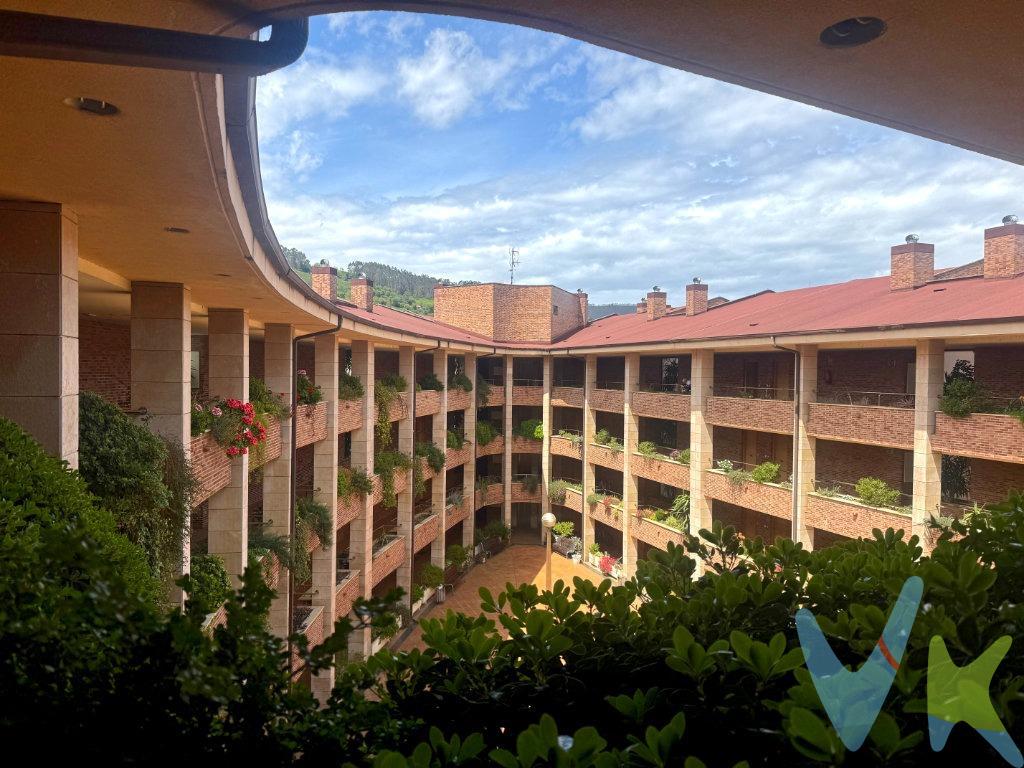 Luz, espacio y ubicación perfecta en Los Corrales de Buelna. Imagina vivir en un piso donde todo está pensado para hacerte la vida fácil: espacios amplios, llenos de luz natural, en pleno centro de Los Corrales, con todo lo que necesitas a un paso. Este piso en la calle La Paz lo tiene todo:.  - 3 habitaciones cómodas y luminosas.  - 2 baños, ideales para el día a día.  - Un balcón con acceso a un práctico trastero en la misma planta.  - Orientación sur, para disfrutar de sol durante todo el día.  - Cuarta planta con ascensor.  - Posibilidad de adquirir garaje en el mismo edificio por solo 25.000 €. Además, el edificio cuenta con un gran patio comunitario, perfecto para que los niños jueguen o simplemente desconectar al aire libre sin salir de casa. Ubicado en el corazón de Los Corrales de Buelna, estarás rodeado de servicios: supermercados, farmacia, centro de salud, colegios, zonas verdes… y la estación de autobuses justo al lado.  Ya sea que busques tu nuevo hogar o una buena inversión, este piso es una oportunidad que merece la pena ver en persona. ¿Te gustaría visitarlo? Llámanos o ven a descubrir todo lo que este espacio tiene preparado para ti. Gastos de la transacción:. Compra sujeta al Impuesto de transmisiones patrimoniales. El adquiriente se hará cargo del coste de la escritura y su inscripción en el Registro de la Propiedad.
