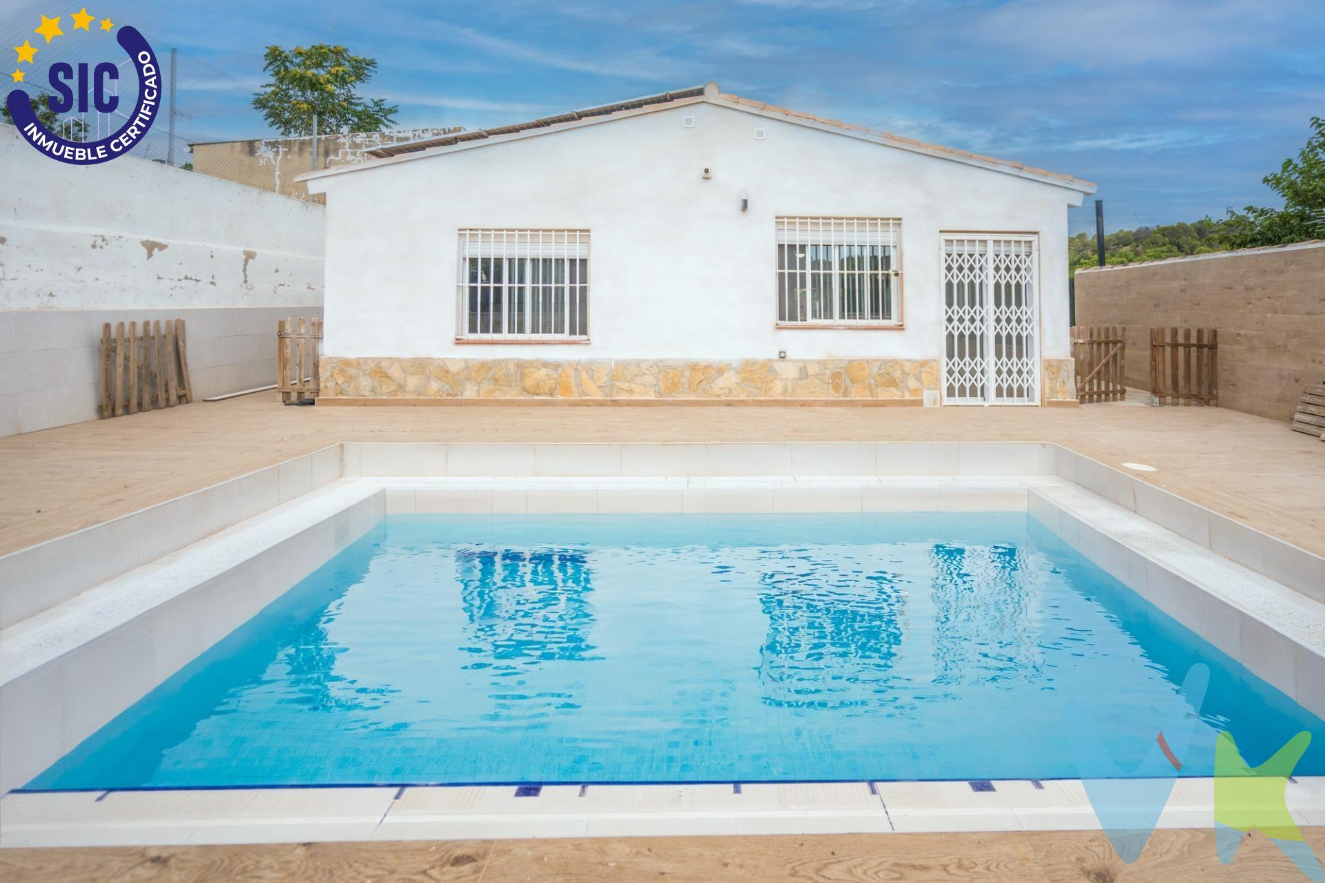 Si estabas esperando una vivienda en suelo rústico, esta puede ser tu oportunidad. Te presentamos esta magnífica propiedad ubicada en una parcela de 494 m², con una vivienda registrada de 114 m², situada en un entorno privilegiado del término municipal de Pedralba, donde la tranquilidad y la naturaleza son las auténticas protagonistas. Rodeada de parajes naturales y de las diferentes rutas que ofrece el entorno de la Ribera del Turia, esta vivienda es ideal para quienes buscan calidad de vida, desconectar del ritmo de la ciudad o disfrutar de una segunda residencia durante todo el año. Además, cuenta con un club de tenis a tan solo 3 km y excelentes comunicaciones por carretera, lo que permite acceder cómodamente a poblaciones cercanas y a la ciudad de Valencia. La vivienda, distribuida íntegramente en una sola planta, ofrece una distribución muy cómoda y funcional. Dispone de un amplio y luminoso salón-comedor con cocina americana integrada, tres dormitorios, un baño completo y una agradable terraza con vistas a la parcela y la piscina, perfecta para disfrutar del clima mediterráneo. La propiedad se vende totalmente amueblada y equipada con electrodomésticos, lista para entrar a vivir. Además, fue reformada íntegramente en 2023, por lo que presenta un excelente estado de conservación. En el exterior encontrarás una piscina privada y diferentes espacios para disfrutar del aire libre, organizar reuniones familiares o simplemente relajarte rodeado de naturaleza. Importante: al tratarse de una vivienda en suelo rústico, este inmueble no es apto para financiación hipotecaria sobre la propia vivienda, por lo que es recomendable consultar las distintas opciones de financiación disponibles. Pedralba dispone de todos los servicios necesarios para el día a día: supermercados, comercios, farmacia, centro de salud, colegios, instalaciones deportivas, restaurantes y una amplia oferta de actividades al aire libre. Su cercanía al río Turia y a numerosos senderos convierte la zona en un lugar ideal para los amantes del senderismo, el ciclismo y la naturaleza. Si buscas tranquilidad, naturaleza y una vivienda lista para disfrutar desde el primer día, no dejes pasar esta oportunidad. Estaremos encantados de enseñártela.