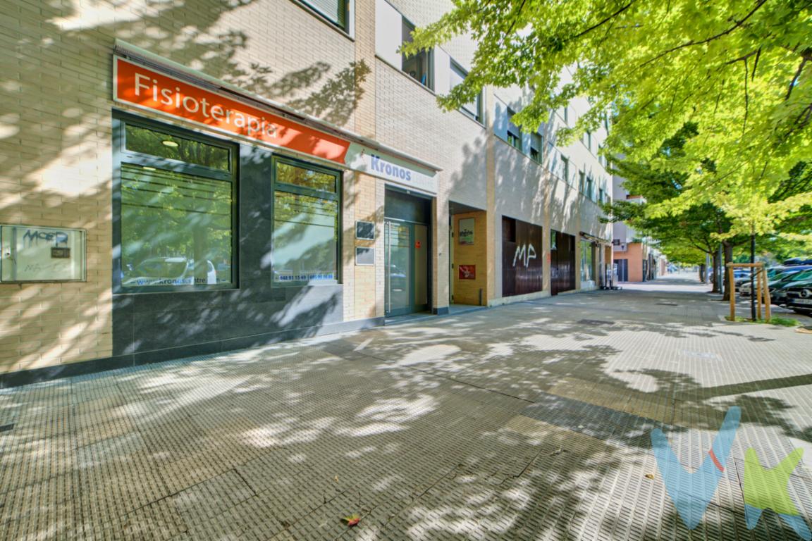  ¡Ven a descubrir este maravilloso local en venta en una interesante zona de Pamplona. Con una superficie útil de 86.85 metros cuadrados y 99.6 metros construidos, este inmueble es perfecto para aquellos que buscan un espacio versátil y bien distribuido.Ubicado en un edificio construido en el año 2009, este local cuenta con todas las comodidades necesarias para llevar a cabo cualquier tipo de actividad comercial. Su excelente estado de conservación y su moderno diseño hacen de este inmueble una opción irresistible.La ubicación es simplemente inmejorable. Con paradas de autobús cerca, tendrás una excelente conexión con el resto de la ciudad. La accesibilidad es uno de los puntos fuertes de este local, lo que lo convierte en la opción ideal para cualquier negocio.Al entrar en el local, serás recibido por un agradable espacio que te permitirá adaptarlo según tus necesidades. La distribución de este inmueble está pensada para aprovechar al máximo cada rincón, brindándote infinitas posibilidades.La luz natural inunda cada rincón de este inmueble gracias a sus grandes ventanales, creando un ambiente cálido y acogedor. Esto, unido a los materiales de alta calidad utilizados en su construcción, garantiza un espacio agradable en el que tus clientes se sentirán cómodos y bienvenidos.No podemos pasar por alto la excelente situación de este local. ¡Imagina todas las oportunidades que esto puede ofrecerte para hacer crecer tu negocio!Además, si tienes alguna pregunta o duda sobre este inmueble, estaremos encantados de ayudarte. No pierdas la oportunidad de visitar este local en persona y descubrir todo lo que tiene para ofrecerte. Te aseguramos que no te arrepentirás. ¡Estaremos encantados de acompañarte y mostrarte todas las maravillas que este inmueble tiene para ofrecer!En resumen, este local en venta es una oportunidad única para aquellos que buscan un espacio versátil y bien ubicado. Con sus amplios espacios, excelente distribución, y su magnífica ubicación, ¡este inmueble es simplemente irresistible! No esperes más y contacta con nosotros para concertar una visita. ¡Te estamos esperando! 