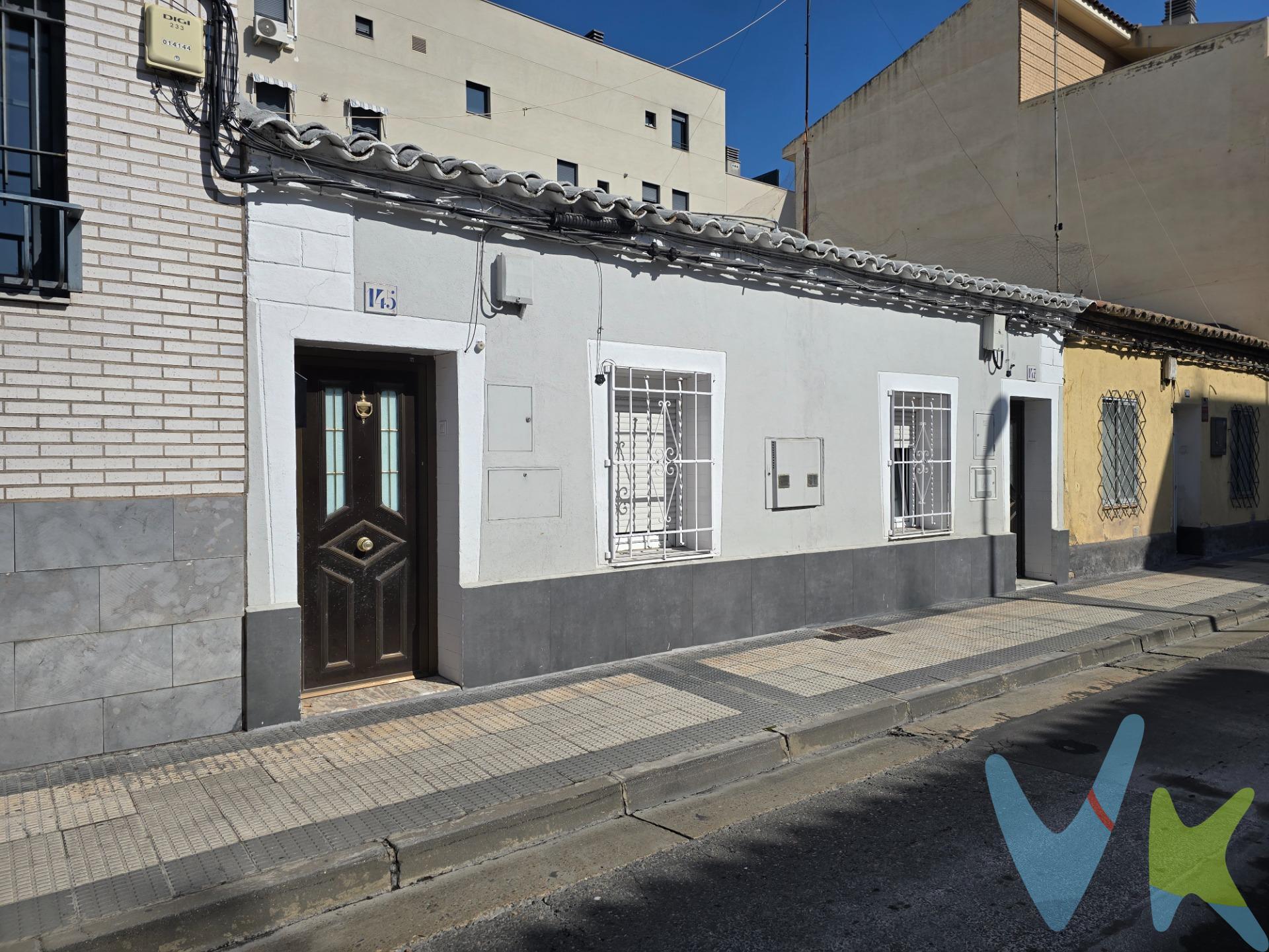 Calle Oviedo (La Paz).– Parcela totalmente reformada integralmente en 2024, lista para entrar a vivir y disfrutar desde el primer día. Una oportunidad ideal tanto como primera vivienda como inversión, gracias a su excelente estado de conservación y a una distribución moderna y funcional. La vivienda dispone de dos dormitorios, salón estar muy acogedor con cocina semi integrada, completamente equipada y diseñada para aprovechar al máximo el espacio, y baño completo con acabados actuales. La reforma realizada combina comodidad, funcionalidad y un estilo contemporáneo. Uno de los grandes atractivos del inmueble es su magnífica terraza solárium privada de 8 m² en planta superior, perfecta para disfrutar del aire libre, crear una zona chill out o destinarla a espacio de relax. En esta misma planta cuenta además con un práctico cuarto trastero de aproximadamente 4 m². Dispone de calefacción y agua caliente sanitaria individual a gas ciudad, garantizando confort y eficiencia durante todo el año. Ubicada en el barrio de La Paz, una zona tranquila y consolidada de Zaragoza, con todos los servicios próximos: comercios, colegios, transporte público, centros de salud y excelentes comunicaciones con el resto de la ciudad. Una vivienda diferente, reformada con gusto y con espacios exteriores difíciles de encontrar. No dejes pasar esta oportunidad y ven a visitarla. No dejes de ver la visita virtual 360º donde podrás ver con todo detalle esta vivienda. No dejes de ver la visita virtual 360º donde podrás ver con todo detalle esta vivienda. Gastos e impuestos no incluidos. A título orientativo, en segundas transmisiones, el comprador abonará: Impuesto sobre Transmisiones Patrimoniales (ITP), tipo general en Aragón al 8% (*). Base de cálculo: mayor valor entre precio de compraventa o valor de referencia catastral. Gastos de Notaría y Registro: Aranceles variables según precio, número de copias y complejidad; cálculo según tarifas normativas. Si se precisa hipoteca: Tasación, condiciones y costes bancarios según entidad elegida por el comprador; así como gastos de gestoría y cualesquiera otros inherentes a la compraventa. No se incluyen otros gastos o tributos que puedan por Ley corresponder al comprador. Operación sujeta a doble mediación. Existen honorarios a cargo del comprador, salvo pacto en contrario, no incluidos en PVP. El consumidor conforme a la normativa vigente podrá solicitar información y documentación adicional relativa al inmueble, sus características, condiciones de la operación y del servicio de mediación en la oficina y/o a través de nuestro teléfono de contacto o mail. La agencia actúa exclusivamente como intermediaria en la compraventa, cuyas condiciones, en todo caso, estarán sujetas a la aceptación expresa del vendedor del inmueble y posterior formalización del contrato. La información suministrada se corresponde con la disponible a la fecha de publicación, pudiendo variar en función de las circunstancias o actualizaciones legales, contractuales y fiscales. Anuncio de carácter meramente informativo. Para una información exhaustiva sobre el funcionamiento, tipos impositivos y bonificaciones del ITP en Aragón, puede consultar el portal oficial de la Agencia Tributaria Autonómica. Tarifas notariales y registrales reguladas en el Anexo I del Real Decreto 1426/1989 y Anexo I del Real Decreto 1427/1989, respectivamente. Anuncio no vinculante, puede contener errores. 