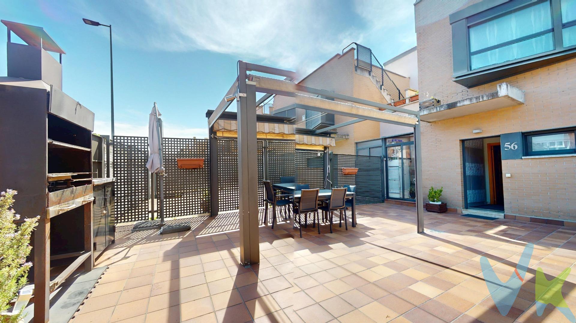 Excelente oportunidad de adquirir un chalet impecable con orientación este, oeste. Esta maravillosa vivienda destaca por su luminosidad natural, gracias a su diseño que permite aprovechar la luz del sol durante todo el día. Lo que todas las personas buscan, lo tiene esta propiedad que ha servido de hogar a la familia que la adquirió desde su construcción y en la que se han encontrado en su hogar. En estos momentos esta propiedad busca otra familia, que siga siendo tan feliz como ellos. Dispone de un gran salón que da acceso a una preciosa terraza con jardín, perfectos para relajarse, compartir momentos al aire libre o disfrutar del buen clima. La comunidad en la que se encuentra la propiedad ofrece excelentes servicios, como piscina, pista de pádel, y un espacio muy amplio con vestuarios y zona verde, para que puedas mantenerte activo y disfrutar del tiempo libre sin salir de casa. En la planta principal se ubica también una bonita cocina, con acceso a otra gran terraza con orientación este, un baño completo y dormitorio, actualmente haciendo función de estudio/despacho y habitación de invitados (esta habitación en planta baja es muy demandada para este tipo de propiedades). Bajando la escalera nos encontramos una bonita bodega, para poder disfrutar de reuniones con amigos o familia. Además, en planta sótano se encuentra un espacio de almacenamiento, despensa/trastero y un garaje muy amplio. En primera planta encontramos el dormitorio principal muy espacioso, un amplio baño con plato de ducha, todo exterior. En la primera planta también se encuentran dos dormitorios dobles, uno de ellos con entreplanta que hace de él, un espacio diferente y acogedor, totalmente exteriores. La calefacción es individual de gas natural. Una propiedad única y exclusiva que pueda ser tuya. Solo por 360.000€+gastos e impuestos. A este precio hay que añadirle un 3%+IVA honorarios de agencia al comprador. Los precios pueden ser susceptibles a modificación sin previo aviso. 