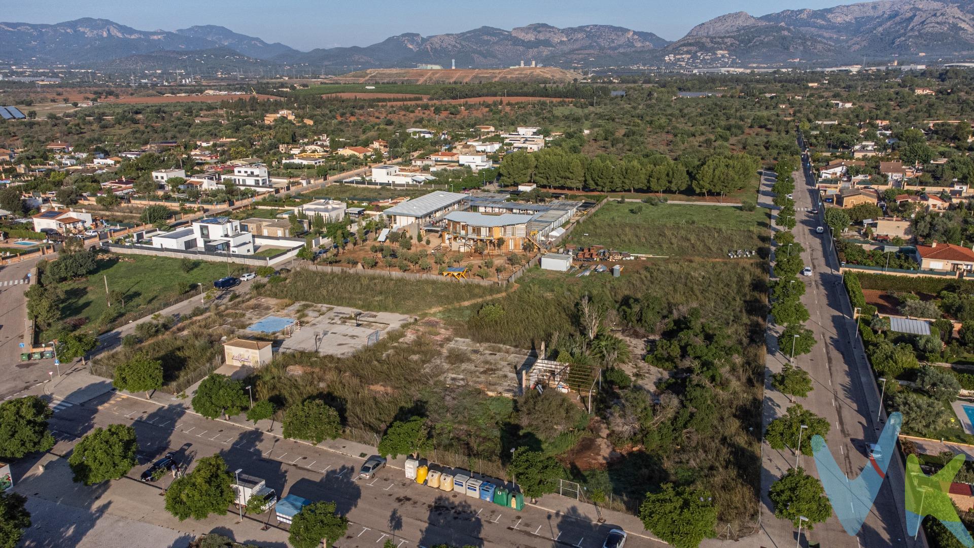 Oportunidad única en una de las zonas más tranquilas y con mejor proyección de Marratxí. Parcelas urbanas desde 2.000 m² hasta 11.200 m², totalmente urbanizadas y con múltiples usos permitidos: asistencial, docente, sanitario, deportivo, administrativo, cultural o comercial. Edificabilidad: 1 m²/m². Altura máxima: 2 plantas / 10 m. Ocupación: 50 %. Entorno residencial consolidado, con todos los servicios y excelentes conexiones con Palma y la UIB. Ideal para centros educativos, sanitarios, residencias o instalaciones de bienestar. Perfecto para desarrollar clínicas, residencias de estudiantes o mayores, centros docentes, deportivos o socio-culturales. Una ubicación estratégica para proyectos de bajo impacto logístico y alta rentabilidad social.  Precio 400€/m2.  Transmisión sujeta a IVA