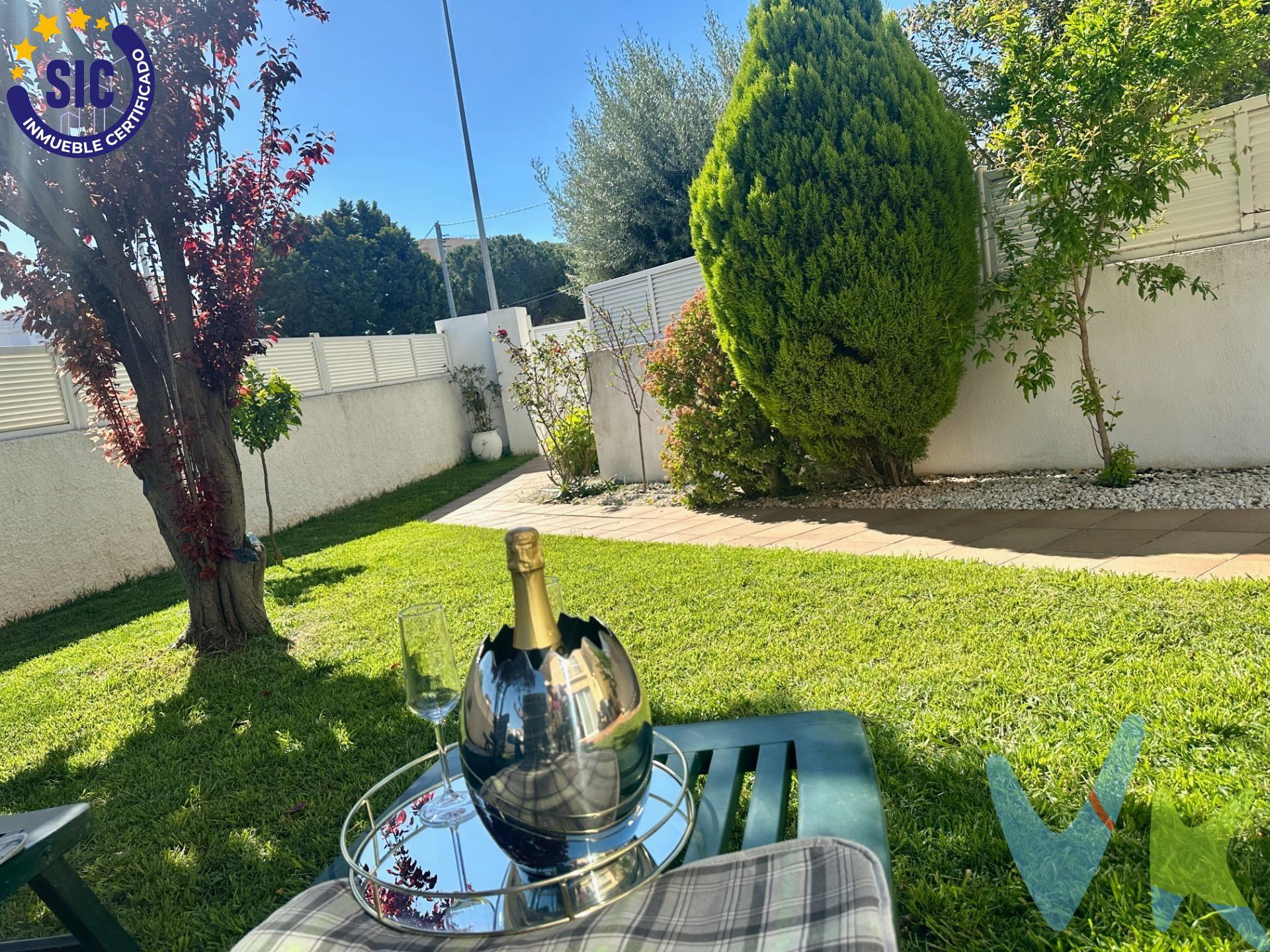 🏡 Exclusiva Villa Reformada en Benicasim. Confort, Estilo y Privacidad en un Entorno Natural Inmejorable. Déjate enamorar por esta maravillosa villa ubicada en una parcela privada de 400 m², ideal para quienes buscan tranquilidad, diseño y calidad de vida. Con 152,80 m² construidos distribuidos en dos plantas, esta propiedad ha sido reformada con estilo y atención al detalle, pensada para ofrecer bienestar y funcionalidad en cada rincón. Además, cuenta con licencia activa de Airbnb, lo que la convierte en una excelente oportunidad de inversión con rentabilidad inmediata. ✨ Planta Baja: Espacios Abiertos, Luz Natural y Conexión con el Exterior. Accede a una amplia terraza ajardinada que invita a disfrutar del buen clima mediterráneo durante todo el año. En su interior, un salón-comedor con cocina office forma un espacio diáfano y moderno, perfecto para compartir en familia o con amigos. Incluye:. Aseo de cortesía. Zona de lavandería totalmente equipada. Barbacoa exterior integrada, ideal para reuniones inolvidables. Zona de aparcamiento con capacidad para varios vehículos. ¿Recibes visitas con frecuencia? Dispondrás de un loft independiente en la misma planta, con comedor, cocina, dormitorio y armarios: el espacio perfecto para alojar invitados o tener tu propia zona de desconexión. 🛌 Planta Primera: Tu Refugio Personal. En la planta alta encontrarás una suite principal con baño privado, armarios empotrados y acceso a una terraza privada, donde despertar cada mañana se convierte en un lujo. Además, cuenta con:. 2 habitaciones dobles con armarios empotrados. 1 baño completo, moderno y funcional. 🛠️ Una Reforma que Aporta Valor. Reformada hace tan solo dos años, la vivienda ofrece materiales de calidad, acabados contemporáneos y soluciones eficientes. Dispone también de:. Aire acondicionado en distintas estancias. Ventanas con rejas de seguridad. Toldos instalados para protegerte del sol y mejorar el confort interior. 📍 Ubicación Privilegiada en Benicasim. Situada en una zona tranquila, pero muy bien comunicada, esta villa está rodeada de todos los servicios necesarios para el día a día:. colegios, farmacias, supermercados, centros médicos, restaurantes y zonas verdes. Y lo mejor: a tan solo minutos del mar. 🔑 ¡Ven a conocerla y empieza a imaginar tu nueva vida aquí o tu próxima inversión rentable!