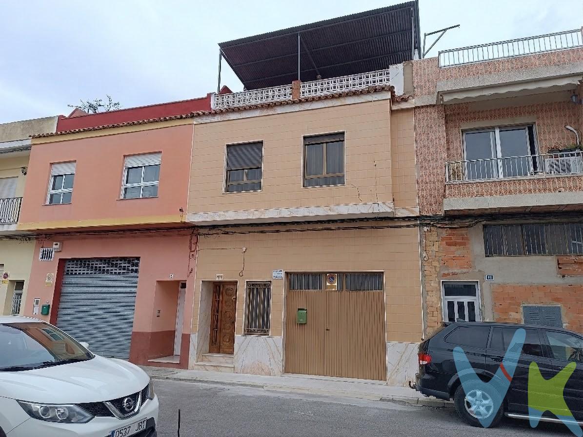 ¿Buscas espacio, comodidad y la mejor terraza de la ciudad? Esta casa en la calle Censals te ofrece la combinación perfecta entre funcionalidad y un estilo de. vida social inigualable. Planta Baja: Mucho más que un garaje (85 m²). La planta baja cuenta con un amplio garaje de 85 metros cuadrados, ideal no solo para vehículos, sino como zona de almacenaje o taller. Extra de almacenamiento: Incluye un práctico altillo que permite organizar todo sin restar espacio de aparcamiento. Planta Primera: Hogar acogedor y luminoso (115 m²). Subiendo a la zona de vivienda, encontramos una distribución pensada para el aprovechamiento de la luz:. Salón-comedor amplio y acogedor. Cocina independiente con acceso directo a una cómoda galería. 2 Dormitorios espaciosos. Salita adicional: Un rincón versátil perfecto para despacho, cuarto de juegos o zona de lectura. Planta Superior: El Oasis Urbano. El verdadero tesoro de esta casa se encuentra en la parte superior:. Buhardilla: Un espacio con encanto que puede servir como trastero o zona de descanso, ocio y reunión con amigos y familiares. Terraza Cubierta: Un espacio diseñado para disfrutar los 365 días del año. Es el lugar ideal para organizar barbacoas con amigos, cenas al aire libre o simplemente relajarse. Vistas privilegiadas: Disfruta de los mejores atardeceres de Carcaixent desde la privacidad de tu propio hogar. Ubicación: Calle Censals, Carcaixent. Una zona tranquila pero conectada, perfecta para quienes buscan la independencia de una casa propia sin renunciar a. la cercanía de los servicios. ¡No dejes pasar esta oportunidad! Casas con este metraje de garaje y una terraza de este calibre no suelen durar mucho en el mercado. PVP 179.999€. Gastos e impuestos no incluidos en el precio. La compra conlleva impuestos y gastos de formalización para el comprador. A título orientativo se informa que en segundas transmisiones el ITP con carácter general en  Valencia es del 9%, pudiendo existir otros tipos impositivos atendiendo a las circunstancias  personales del comprador u otras circunstancias previstas legalmente. Base imponible del impuesto el mayor valor entre el precio de compraventa, la tasación o el valor de referencia catastral. En cuanto a los gastos de notaría y registro, en su caso,  suelen oscilar aprox; entre 1,5% y 2,5% (aranceles variables según precio, n.º de copias y complejidad). El comprador elige notario. Si el comprador precisase de hipoteca: tasación, condiciones y costes bancarios serán según entidad elegida por el comprador, así como los gastos de gestoría, y cualesquiera otros gastos inherentes a la formalización de la compraventa que legalmente correspondan a la parte compradora, salvo pacto expreso en contrario con el vendedor. El consumidor tiene, conforme a la normativa vigente, a su disposición información y documentación adicional relativa al inmueble y condiciones de la compraventa, que podrá ser consultada en C/Joaquín Costa 4, bajo 46005 Valencia o urbe2@remax.es. Honorarios de mediación inmobiliaria a cargo del  COMPRADOR: (3% del precio final de venta más IVA (21%), salvo otro pacto.); y de VENDEDOR (según acuerdo con el mismo). Se informa al consumidor que la agencia actúa como intermediaria inmobiliaria en la operación, estando cualquier eventual compraventa y sus condiciones sujeta a la aceptación expresa del propietario-vendedor y a la posterior formalización del correspondiente contrato.