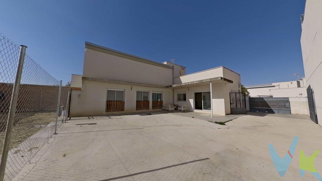 ¿Pensabas en tu casa? Pues aquí la encontraste
Descripción: ¿Buscas tranquilidad sin renunciar a todos los servicios y a un paso de Toledo? Este acogedor chalet es perfecto para ti.
Ubicado en una zona residencial muy tranquila, este chalet se distribuye comodísimamente en una sola planta, ideal para el día a día, con el extra de una espaciosa buhardilla de 50 m² sin terminar.
Características principales:


3 dormitorios espaciosos.


Buhardilla de 50 m² muy versátil.


Parcela de 385 m² con jardín orientado al Este (¡perfecto para disfrutar de las mañanas y tardes de verano!).


Cocina independiente, totalmente amueblada y equipada con electrodomésticos.


Comedor muy luminoso con orientación Este y Oeste, lo que garantiza luz natural durante todo el día.

Vivienda de 113m2 de superficie.

Ubicación y servicios: Situado a tan solo 10 km de Toledo y a 10 km del Hospital Universitario. En las inmediaciones dispones de todos los servicios necesarios para tu día a día: colegio, guarderías, supermercado Mercadona, Variety, farmacia, estanco y centro de salud.
Condiciones del alquiler:


Renta mensual: 800 € / mes.


Fianza: 1 mes (800 €).


Depósito en garantía: 1 mes (800 €).


Requisitos: Se requiere aportar en caso de trabajador asalariado, contrato de trabajo y últimas nóminas para la superación del filtro del seguro de garantía de impago (SEAG). Si es autónomo, Ultimo trimestre del IVA, IRPF y la cuota de autónomo.

Se entrega tal y como está en las fotos.

Información válida salvo error tipográfico.
 