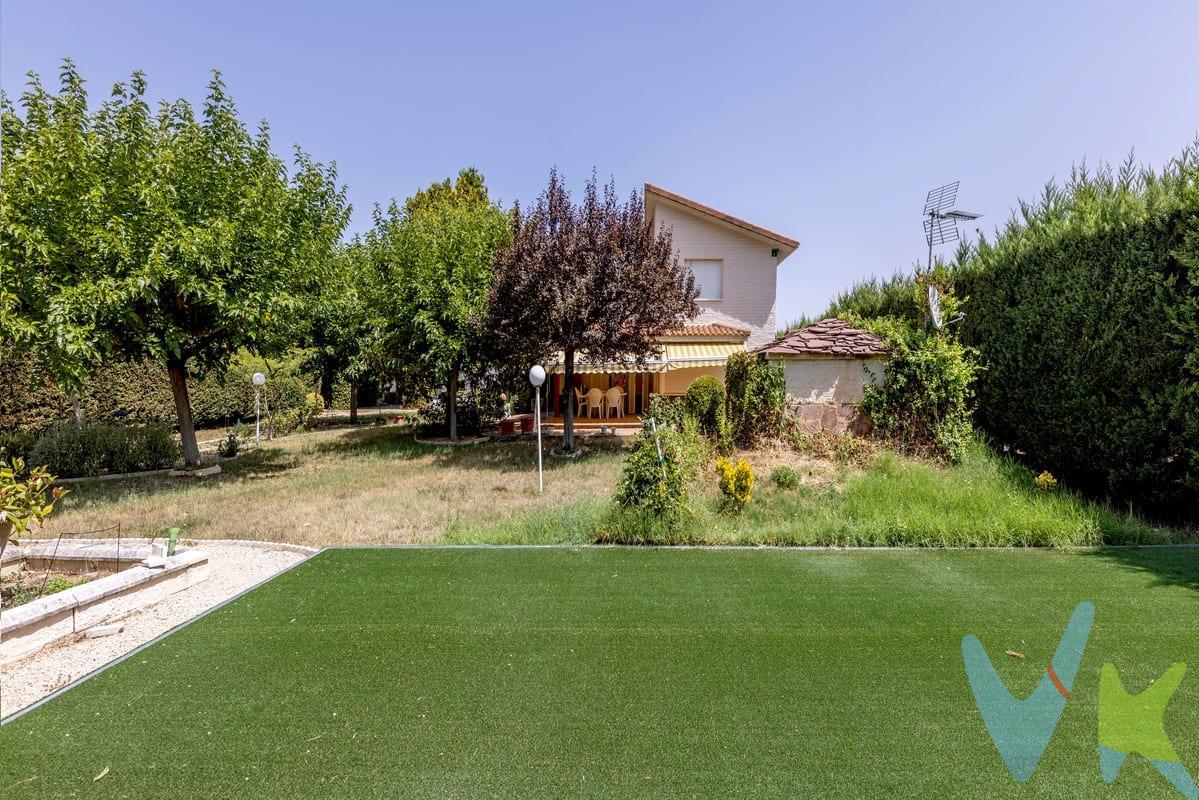 Chalet en la urbanización Campo de Golf de Calatayud con jardín de 1.200 m². Se vende magnífico chalet de 3 dormitorio dobles, uno de ellos en planta calle, en parcela doble vallada de 1.200 m², con zona ajardinada equipada con riego, espacio cubierto para vehículos. La casa se distribuye en dos plantas:. 🔹 Planta calle:. Amplio y luminoso salón-comedor de 30 metros. Cocina independiente de 10 metros con despensa. 1 dormitorio doble. 1 baño completo. Acceso directo al jardín. 🔹 Planta primera:. 2 dormitorios dobles de 14 y 13 metros. 1 baño completo. En cuanto a calidades, la vivienda dispone de:. Aire acondicionado por conductos. Calefacción individual de gas. Puertas de madera. Ventanas de aluminio con cristal climalit. Sobreelevación de ventanas en planta baja que permite una mejor salida y conexión con el jardín. Con todos los servicios municipales. Una vivienda ideal tanto como residencia habitual como segunda vivienda, perfecta para quienes buscan tranquilidad sin renunciar a buenas conexiones. Ubicado en una de las mejores zonas del Campo de Golf de Calatayud, en un entorno tranquilo y rodeado de naturaleza, con excelentes comunicaciones, cercano a la estación del AVE y con rápido acceso a la autovía A-2. 