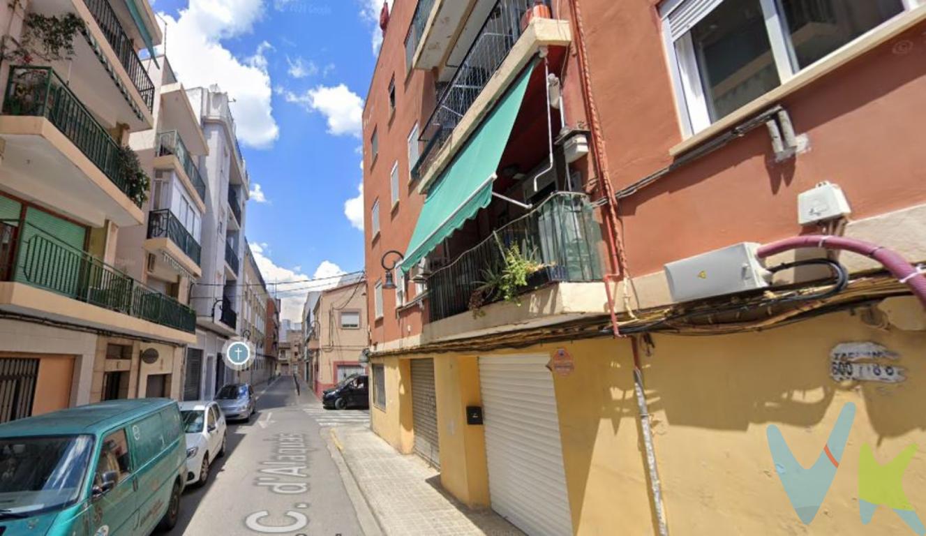 Oportunidad en el centro de Aldaia, se vende edificio/local/taller de 456m²    En pleno centro de Aldaia, en una de las mejores zonas, calle Alaquás, pararela a la calle de la Iglesia, zona dotada de todos los servicios, supermercados, colegios, ayuntamiento,... con 8 metros de fachada, ofrecemos la posibilidad de adquirir este local/edificio con acceso directo desde la calle a través de 2 persianas. En este momento está habilitado como taller, por lo que podrás dar rienda suelta a tú imaginación y adecuarlo a tus necesidades ya que es ideal para cualquier tipo de negocio gracias a su versatibilidad, visibilidad y fácil acceso, disponiendo de amplios espacios diáfanos.  La edificación, con techos altos, de 456m² se distribuye en una planta baja de 218m² con patio interior, más dos alturas de 119m² cada piso disponiendo de 3 baños, almacén, agua y luz  Mejor ver en persona y no dejar pasar esta oportunidad, llámanos, te asesoraremos y acompañaremos en todo el proceso de compra  Agencia Registrada con el nº00516 en el Registro Obligatorio de Agentes Inmobiliarios de la Comunidad Valenciana    Por mandato expreso del propietario, COMERCIALIZAMOS ESTE INMUEBLE EN EXCLUSIVA, lo que le garantiza el acceso a toda la información, a un servicio de calidad, un trato fácil, sencillo y sin interferencias de terceros. Por este motivo, se ruega NO MOLESTAR AL PROPIETARIO, a los ocupantes de la propiedad o a los vecinos. Muchas gracias por su comprensión.   La oferta está sujeta a cambios de precio o retirada del mercado sin previo aviso. Este anuncio en su conjunto, incluyendo textos, fotos, imágenes o cualquier otro contenido de este, no es vinculante dado que la información es ofrecida por terceros y puede contener errores. Se muestra a título informativo y no contractual.  El precio anunciado NO INCLUYE los impuestos, ni los gastos como, Notario, Registro de la Propiedad, ni los honorarios de la agencia inmobiliaria.  Si tienes que vender antes tu vivienda, llámanos y te asesoramos cómo hacerlo para además tener los mínimos gastos posibles y todas las garantías.