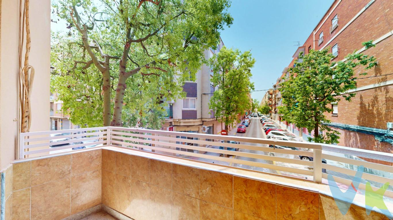 Piso con TERRAZA, GARAJE, ASCENSOR, amplio, luminoso y en una buena zona de Torrent    Si buscas espacio, comodidad, garaje y una buena ubicación, este fantástico piso de 112m² reúne todo lo que necesitas para convertirlo en tu nuevo hogar.    La vivienda dispone de 4 amplios dormitorios, ideales para familias, teletrabajar o contar con una habitación de invitados, además de un baño completo. Su espacioso salón-comedor, muy luminoso, tiene acceso a un agradable balcón con capacidad para una mesa y dos sillas, perfecto para disfrutar de un café al aire libre con vistas despejadas a la calle.    La cocina independiente, amplia y funcional, cuenta con una práctica galería y salida a la terraza, un espacio versátil donde tender la ropa, crear un rincón de plantas, disfrutar de tu mascota o darle el uso que mejor se adapte a tu estilo de vida.    Situado en una primera planta con ascensor, el piso sorprende por la gran luminosidad que recibe durante todo el día. Además, incluye plaza de garaje en la misma finca, un valor añadido y muy demandado que aporta comodidad, tranquilidad en el día a día y ahorro de tiempo. El edificio es tranquilo, con únicamente 3 vecinos por planta, ofreciendo un ambiente agradable y familiar.     La ubicación es otro de sus grandes atractivos. Se encuentra en una zona muy tranquila, pero con todos los servicios de barrio a tu alcance: supermercados, farmacias, colegios y comercios. A tan solo unos pasos de la Avinguda al Vedat, el principal eje comercial y de servicios de Torrent, y a aproximadamente 250 metros de la estación de Metro Torrent Avinguda, desde donde podrás llegar al centro de Valencia en pocos minutos. Además, dispone de un excelente acceso de entrada y salida de la ciudad a través de Camí Reial.   Lo mejor de esta vivienda que la hace excepcional además de su precio:    ? 112 m² construidos.  ? 4 dormitorios.  ? Salón-comedor amplio con BALCÓN.  ? Cocina independiente con GALERÍA y TERRAZA.  ? Muy LUMINOSO.  ? Primera planta con ASCENSOR.  ? Plaza de GARAJE en la misma finca.  ? Edificio con solo 3 vecinos por planta.  ? Zona tranquila con todos los servicios.  ? Metro Torrent Avinguda a 250 metros. ? Excelente comunicación con Valencia.    Una vivienda amplia, luminosa y perfectamente ubicada, ideal para quienes buscan calidad de vida sin renunciar a la cercanía de todos los servicios. ¡Ven a visitarla y descubre todo su potencial!    Si tienes que vender antes tu vivienda, llámanos y te asesoramos cómo hacerlo para además tener los mínimos gastos posibles y todas las garantías.  Agencia Registrada con el nº00516 en el Registro Obligatorio de Agentes Inmobiliarios de la Comunidad Valenciana   Por mandato expreso del propietario, COMERCIALIZAMOS ESTE INMUEBLE EN EXCLUSIVA, lo que le garantiza el acceso a toda la información, a un servicio de calidad, un trato fácil, sencillo y sin interferencias de terceros. Por este motivo, se ruega NO MOLESTAR AL PROPIETARIO, a los ocupantes de la propiedad o a los vecinos. Muchas gracias por su comprensión.  La oferta está sujeta a cambios de precio o retirada del mercado sin previo aviso. Este anuncio en su conjunto, incluyendo textos, fotos, imágenes o cualquier otro contenido de este, no es vinculante dado que la información es ofrecida por terceros y puede contener errores. Se muestra a título informativo y no contractual.  El precio del inmueble no incluye los honorarios de la agencia que ascienden al 4%+IVA del precio final del inmueble, ni los gastos de notaría y registro de la propiedad (que están sujetos a aranceles y varían dependiendo del precio de escrituración), ni los impuestos (que en la Comunitat Valenciana varían dependiendo del precio del inmueble y de las características personales del comprador).  Esta propiedad se pone a la venta con toda la documentación comprobada y en regla, por lo que ofrecemos GARANTIAS a los compradores.  