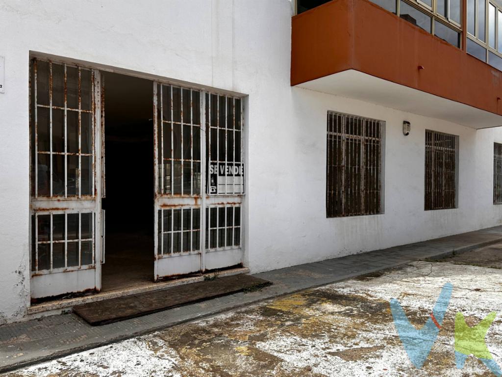 ¡Gran oportunidad de inversión en Los Realejos, Tenerife!. Se vende espacioso local diáfano de más de 300 metros cuadrados, ideal para nuevos emprendedores. Perfecto para actividades como gimnasio, supermercado, academia o showroom. Ubicado muy próximo a centros comerciales, con excelente acceso y vado. ¡No dejes pasar esta inversión única! Contáctanos para más detalles y visitas.