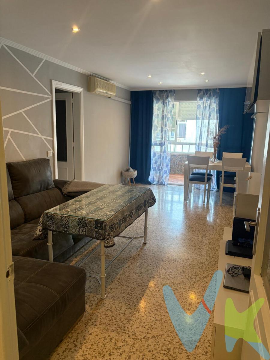 Magnífico piso luminoso y amplio en Sevilla  

Se vende piso de 95 m², muy luminoso y espacioso, ubicado en una residencia con parking privado en superficie.  

La vivienda consta de tres habitaciones, un despacho, un baño completo, cocina independiente, salón-comedor, un espacioso trastero y una amplia terraza ideal para disfrutar del buen clima.  

Situado en una zona muy céntrica de Sevilla, con excelente comunicación y próxima apertura de boca de metro, que facilitará aún más el acceso a cualquier punto de la ciudad.  

Una oportunidad única para vivir con comodidad y en una ubicación privilegiada. 
 
Informamos que el precio de venta no incluye: Honorarios de la agencia inmobiliaria, impuestos (el Impuesto de Transmisiones Patrimoniales, IVA o AJD, en su caso), otros gastos de la compraventa (gastos de registro de la Propiedad, Notaría, gestión ni de posible financiación). Documento D. I. A. a disposición del consumidor según Decreto 218/2005 Junta de Andalucía.