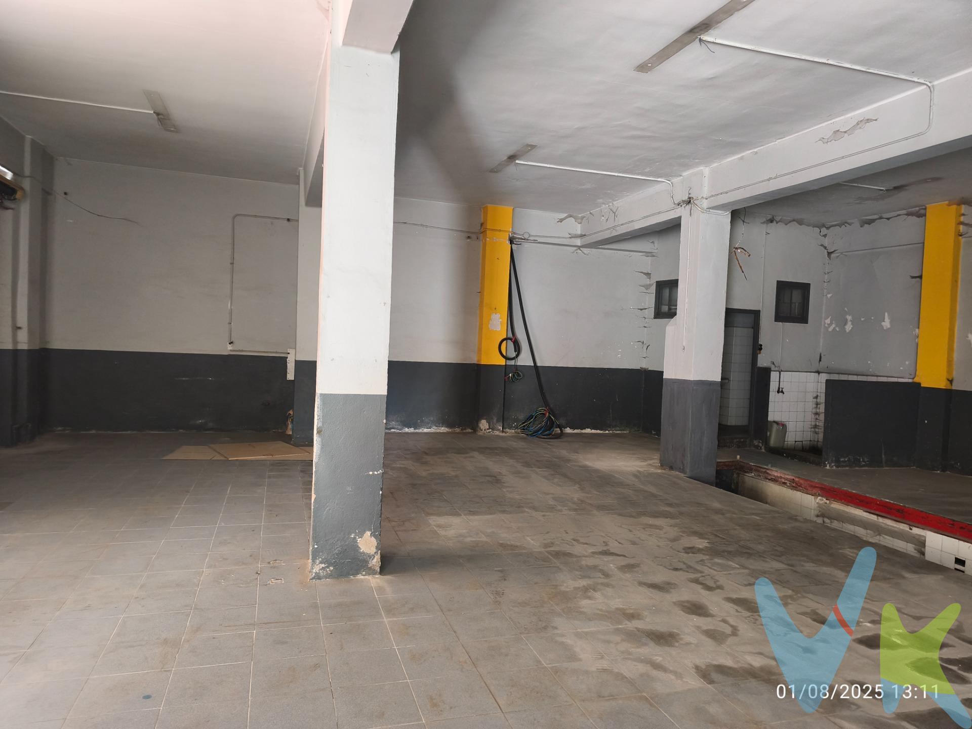 . ¿Buscas un local amplio, con carácter y en una ubicación estratégica? Te presentamos esta joya de 173 m², antigua sede de un taller mecánico, que conserva el alma del trabajo bien hecho y el potencial para transformarse en lo que tú imagines. Situado a un paso del Hospital Provincial, este local ofrece visibilidad, accesos cómodos y un entorno con mucho movimiento. Techos altos, estructura robusta y una distribución diáfana que permite adaptarlo a cualquier tipo de actividad: desde un estudio creativo, coworking o gimnasio, hasta un comercio, restaurante o centro de salud. Un lienzo en bruto esperando tu proyecto. ¡Dale vida a tu idea en un espacio con historia y ubicación privilegiada!. LLAMANOS !!!!!. . . . . 