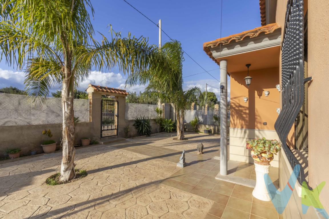 **¡Exclusiva oportunidad en Puig! Casa rustica independiente en venta con vistas al mar**Se presenta para la venta esta magnífica casa independiente, situada en la encantadora localidad de Puig, en la zona del secano. Este inmueble representa una oportunidad única para aquellos que buscan un refugio de tranquilidad con un entorno tranquilo.La propiedad cuenta con una superficie de 86 metros útiles de vivienda, en planta principal, dispone de una buhardilla de otros 50 metros, compuesto por salon baño completo y una habitacion, con acceso desde el salon a una terraza de unos 20 metros. Dispone de un sotano de 47 metros,  en total la propiedad dispone de 400 metros construidos entre vivienda y zonas esteriores como piscina paelleros y terrazas, lo que proporciona amplios espacios habitables. Erigida en el año 1995, esta casa ha sido mantenida con el mayor esmero, preservando su encanto original mientras se han realizado actualizaciones modernas para asegurar el máximo confort.La vivienda dispone de luz electrica de red, agua es de pozo y dispone de fosa septica con depuradora propiaEl interior de la vivienda alberga cuatro habitaciones espaciosas, proporcionando suficiente espacio para toda la familia o para convertir una de ellas en su despacho privado. Cada habitación ha sido diseñada pensando en la funcionalidad y el estilo, garantizando un ambiente acogedor y luminoso, gracias a sus grandes ventanas que permiten la entrada de luz natural.A destacar en esta propiedad son las impresionantes vistas al mar, que ofrecen un paisaje digno de admiración desde la comodidad del hogar, ya qye esta orientada al este, al tener elevacion las vistas son despejadas y desde ella puedes visualizar varios municipios de l´horta nord hasta el mar. Estas vistas aportan no solo un valor añadido a la propiedad, sino también un ambiente de serenidad y calma que invita al relax.En la planta baja, la casa incluye un amplio almacen en el que hacer una zona de trabajo, una bodega o zona de ocio. Este espacio adicional es también perfecto para almacenar bicicletas, herramientas o cualquier otro objeto que desee mantener seguro.Un trastero de generosas dimensiones proporciona un espacio versátil para almacenamiento extra, asegurando que el orden y la organización prevalezcan en su hogar.La propiedad se extiende sobre una amplia parcela, ofreciendo múltiples posibilidades para su uso y disfrute. Podrá diseñar un jardín a su medida, incluye una amplia piscina para refrescarse  los días de verano,la aplia parcela invita a  crear espacios recreativos para toda la familia. El potencial de esta parcela es ilimitado y está esperando a que usted lo descubra.La ubicación de este inmueble es inmejorable. Puig es una localidad conocida por su ambiente tranquilo y su proximidad a las hermosas playas del Mediterráneo. Aquí, podrá disfrutar de un estilo de vida relajado, rodeado de naturaleza y lejos del bullicio de la ciudad, pero con fácil acceso a todos los servicios necesarios. Le invitamos cordialmente a programar una visita para que pueda experimentar personalmente todo lo que esta casa tiene para ofrecer. Estamos seguros de que una vez que pase por sus puertas, querrá convertirla en su hogar. Contáctenos para más información y déjese sorprender por las innumerables ventajas de vivir en un lugar tan tranquilo . Será un placer atenderle y guiarle en este proceso de compra. 