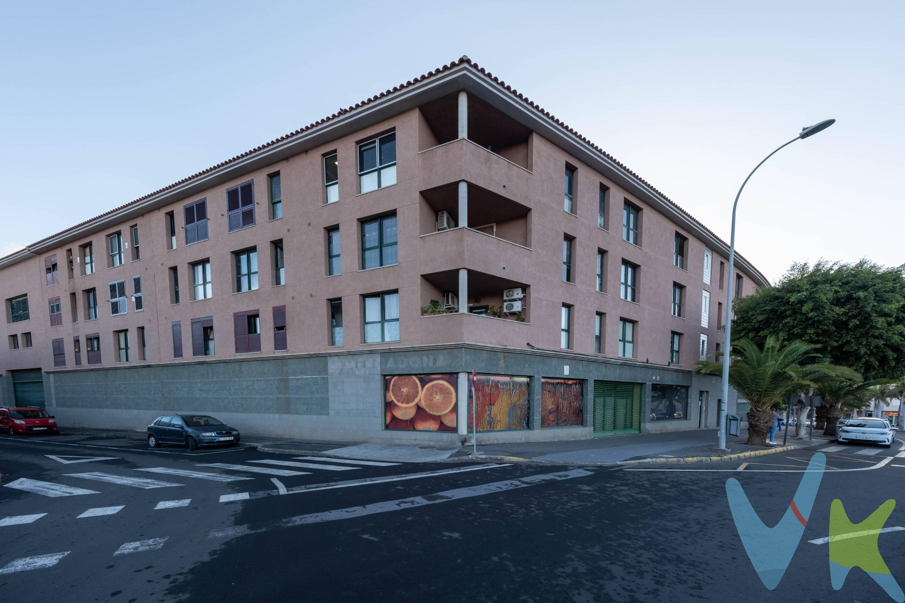 . Se vende espectacular local comercial en esquina en Avenida de las Tirajanas, Vecindario. Son 1.809,45 m² útiles, en planta baja a pie de calle, completamente diáfano, con un amplio escaparate y gran visibilidad. 🔹 Accesos cómodos: Dos entradas principales (Avda. de las Tirajanas y Calle Los Tilos). 🔹 Entrada de mercancía . 🔹 Edificio anejo con vestuarios, oficinas y zonas de servicio de 417, m2 en cinco niveles. 🔹Sótano -1 completo con 42 plazas, 2 trasteros y un almacén . Ideal para supermercado, gimnasio, tienda de grandes dimensiones o cualquier negocio que necesite amplio espacio y visibilidad. 📞 Para más información o visitas, contacta ahora!
