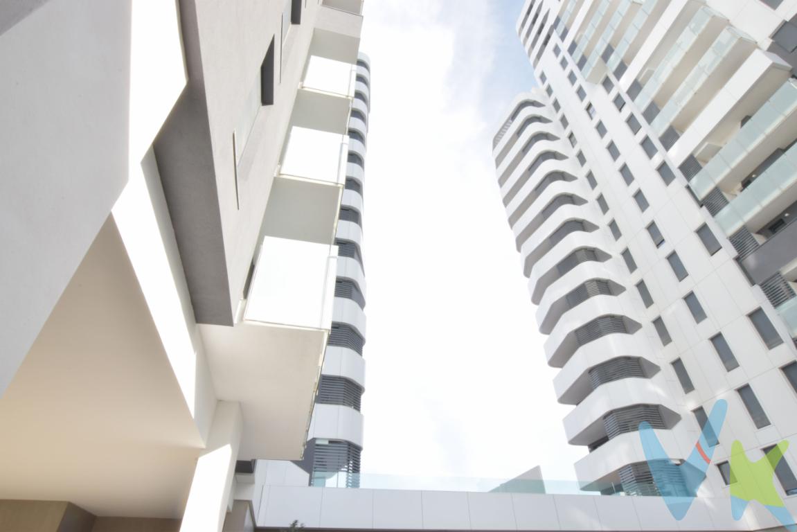 Junto al hospital La Fe, al lado del parque de Malilla con 70.000m2 de zonas verdes, cerca del centro comercial El Saler y próximo a varios colegios públicos así como el British School of Valencia, te proponemos una vivienda en el edificio Sky Homes de 3 habitaciones. Complejo singular y vanguardista con espacios comunes que te enamorarán desde el primer momento. La promoción cuenta con una piscina descubierta, otra climatizada de carril de nado, un parque infantil, una sala de fiestas con mesas y cocina, zona de trabajo co-working, ideal para reuniones fuera de la vivienda, además de una terraza chill-out en el piso 14 donde podrás disfrutar de unas vistas panorámicas 360º de la ciudad de Valencia con la mejor compañía. ¿Te apetece visitar la vivienda? Te adelantamos que es toda exterior, tres habitaciones, dos dobles y con acceso a una terraza acristalada, cortinas de cristal, desde el salón comedor y la cocina, ideal para desconectar, ver el amanecer por su orientación o tener un espacio para las mascotas. La vivienda de unos 103m2 aprox, dispone de dos baños, uno con plato de ducha y armarios en todas las habitaciones más en recibidor. Olvídate de la falta de espacio. La luz  y ventilación es una constante por su altura, piso 9 y su orientación. Se incluyen en el precio todos los  muebles y electrodomésticos, así como un plaza de garaje, con cargador eléctrico, biciclitero y tastero en sótano segundo. El complejo de líneas puras, fachada ventilada-sostenible e inconfundible, alberga 4 edificios de 20 plantas y sótano. Un estilo de vida perfecto a 10 minutos del centro de la ciudad, acceso directo a la V31 y V30, metro, bus y a 10 minutos de la estación Joaquín Sorolla y a 15 de la Estación del Norte. Muy cerca de varios hospitales.¿Te gustaría enterarte en primicia de nuestros inmuebles en alquiler y venta? En VIVEKU.ES los publicamos con unos días de antelación.Contamos con 30 años de experiencia acreditada y nuestro objetivo es garantizarle un servicio de compra humano, ético, de calidad, fácil y seguro. Nuestro equipo lo integran agentes con la titulación AIR (Agente Inmobiliario Registrado) y Agentes Certificadores de la categoría Premium en certificación de inmuebles y debidamente registrados en el Registro de Agentes de Intermediación de la CV (RAICV 0743). Consulte en nuestras reseñas de Google lo que opinan los clientes que ya han trabajado con nosotros.El precio NO incluye: Impuestos, gastos de Notaría, registro y honorarios de inmobiliaria.     