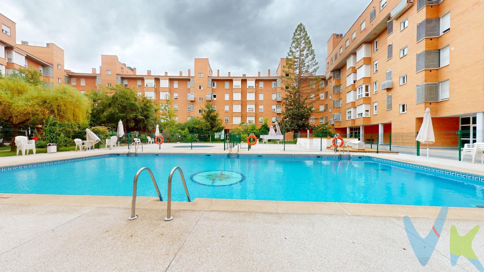 ¡Tu oasis urbano te espera! Espectacular ático con piscina en Moratalaz!. ¿Te imaginas disfrutar de un café al amanecer o de una cena bajo las estrellas sin salir de casa? Este exclusivo ático en la cotizada Calle Laponia te ofrece el estilo de vida con el que siempre has soñado en Moratalaz. Ático ubicado en una de las urbanizaciones más completas y demandadas del distrito de Moratalaz. Una oportunidad perfecta para quienes buscan exclusividad, comodidad y luz. Distribuido en 3 dormitorios uno de ellos en suite, salón independiente, 2 cuartos de baño con plato de ducha y mampara, cocina independiente con cceso al tendedero y la joya de la corona una terraza espectacular. Las calidades son las siguientes, suelos de parquet y gres, ventanas de pvc, mpuertas interiores de sapelli, exterior blindada, calefacción de gas natural individual, aire acondicionado en salón y dormitorios,, armarios empotrados. La finca está adpatada para personas con movilidad reducida, 2 piscinas, conserje , zona infantil y zona de descanso. El precio de este especatacular Ático incluye plaza de garaje y trastero. El pulmón verde y las espectaculares vistas del áticoLos parques como extensión de tu casa: La zona destaca por su inmensa cantidad de áreas verdes (el 20% del distrito son parques). El ático se encuentra muy cerca del Parque de la Cuña Verde de O'Donnell, famoso por sus miradores y senderos. También tiene al lado el Parque Forestal Fuente Carrantona y el Parque Martalá (el famoso Parque Z).Ganancia para el anuncio: Resalta que al ser un ático, las vistas hacia estos parques o hacia el skyline madrileño están totalmente despejadas y garantizadas. Transporte público: A pocos minutos a pie se encuentra el intercambiador de Pavones (Línea 9 de Metro y múltiples autobuses de la EMT como el 30, 32, 71, 140, E4), conectando de forma directa con el centro (Goya, Ibiza, Retiro y Sol) en apenas 15-20 minutos.Por carretera: El acceso en coche a la M-40, M-30 y la Autovía A-3 es inmediato, lo que facilita una entrada y salida de Madrid muy limpia, sin los atascos del corazón de la ciudad.3. Tranquilidad, seguridad y ambiente familiarDe los distritos más seguros: Moratalaz encabeza frecuentemente las estadísticas de portales como Idealista como uno de los distritos con menor tasa de criminalidad y mayor tranquilidad de Madrid.El valor de "hacer barrio": Mantiene un espíritu residencial muy acogedor, ideal tanto para familias jóvenes como para personas mayores.4. Comercio, ocio y servicios premium a pie de calleLa Lonja: Moratalaz cuenta con una de las zonas de terrazas, bares y restauración al aire libre más vivas e icónicas del este de Madrid.Servicios básicos cubiertos: La Calle Laponia cuenta a su alrededor con una altísima densidad de colegios de excelente reputación, polideportivos municipales (como el CDM Moratalaz con sus pistas de atletismo renovadas), supermercados (Mercadona, Alcampo) y el Centro de Especialidades Médicas de Pavones justo al lado. En cumplimiento de lo dispuesto en el artículo 20 del Texto Refundido de la Ley General para la Defensa de los Consumidores y Usuarios, en su redacción vigente desde el 28 de diciembre de 2025, se informa expresamente de que el precio publicado no incluye los impuestos ni los gastos adicionales derivados de la compraventa, tales como el Impuesto de Transmisiones Patrimoniales o el IVA en su caso, Actos Jurídicos Documentados, aranceles notariales y registrales u otros gastos inherentes a la operación, los cuales se determinarán en función del precio final de cierre de la compraventa. El precio final ofertado respeta la normativa reguladora de precios que resulte aplicable. Asimismo, la presente operación devengará honorarios de intermediación profesional equivalentes, como máximo, al 3% del precio final de compraventa, más el IVA vigente, que serán abonados por la parte compradora.