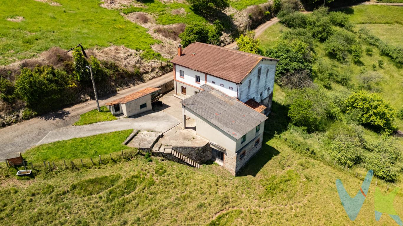Fabulosa quintana tradicional situada en la falda del Picu del Sol, en Lavandera (Gijón). Una propiedad única que combina el encanto de la vida rural asturiana con la comodidad de estar a un paso de la ciudad. Ideal tanto para quienes buscan emprender un proyecto turístico o agrícola, como para quienes desean crear un hogar rodeado de naturaleza y tranquilidad.La propiedad cuenta con una vivienda de 270 m², distribuida en amplio hall de entrada, cocina, dos baños, seis habitaciones y despensa. Anexa a la casa se encuentra una espaciosa cuadra y tenada, con múltiples posibilidades de uso.Como valor añadido, la quintana dispone de lagar tradicional, pozo de agua, gallinero, potro y un amplio tendejón, que refuerzan su carácter auténtico y funcional. En total 518 m2 construidos llenos de posibilidades.Todo ello se asienta sobre una finca de 12.000 m², parte de la cual está dedicada a una cuidada plantación de manzanos de sidra, aportando un encanto especial y potencial productivo a la propiedad.Una oportunidad excepcional para disfrutar del campo asturiano en un entorno natural privilegiado, sin renunciar a la cercanía de Gijón.Se informa a los interesados que el precio de venta indicado no comprende los honorarios de la agencia inmobiliaria al comprador, el Impuesto de Transmisiones Patrimoniales (ITP) ni los gastos asociados a la compraventa (notaría, registro de la propiedad y otros) 