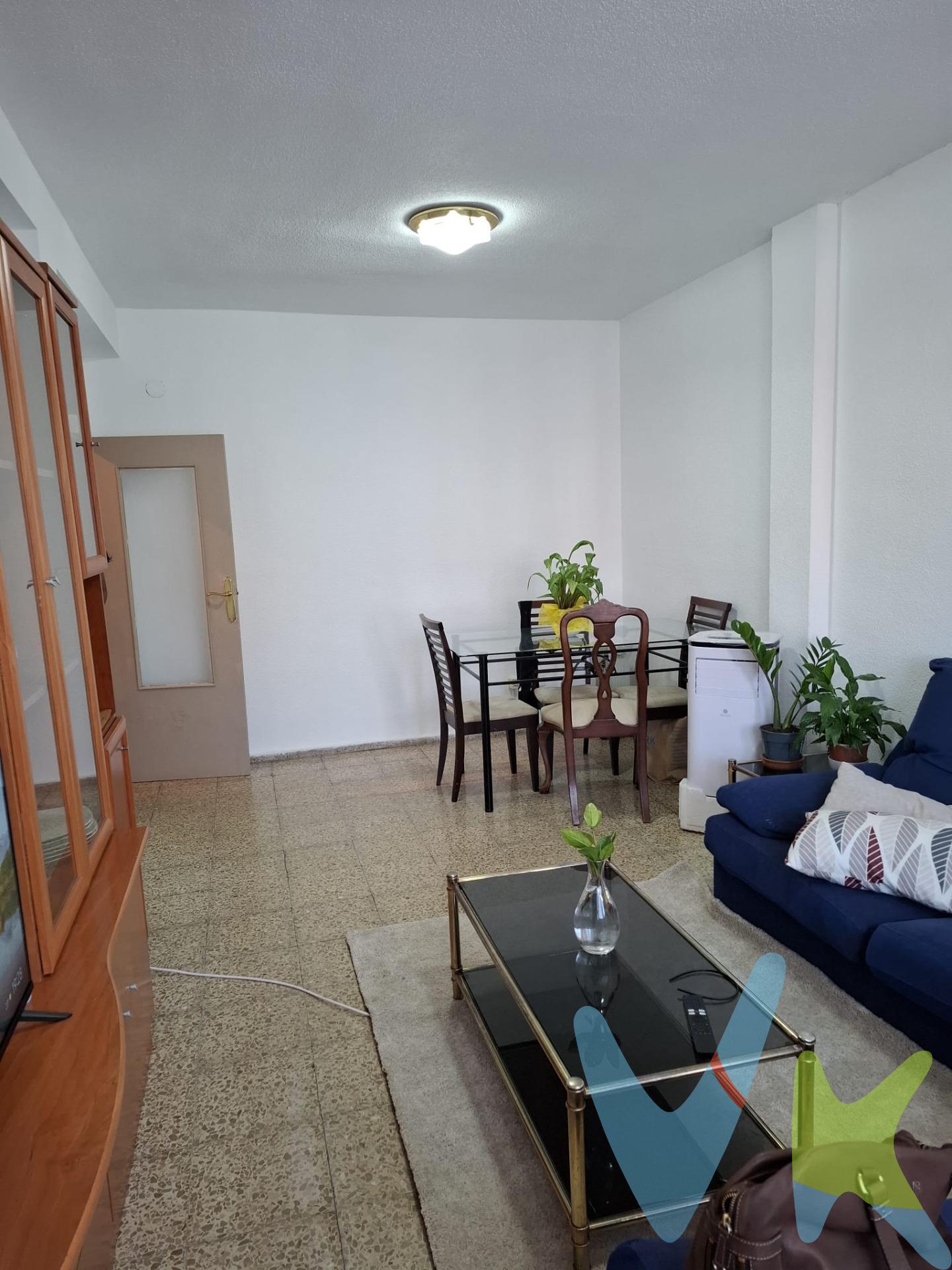 ¿Buscas vivir en el corazón de Córdoba sin renunciar a la comodidad? Este piso exterior, en esquina y en tercera planta, es justo lo que necesitas. 📍 Ubicación inmejorable: a un paso del centro de Córdoba, de la estación de tren y autobuses. Conexiones perfectas para moverte por la ciudad o salir de viaje sin complicaciones. ✨ Luz y espacio en cada rincón: al ser exterior y hacer esquina, disfrutarás de una luminosidad excepcional durante todo el día. 🛋️ Distribución pensada para vivir a gusto:. - 3 habitaciones amplias. - Salón independiente con terraza a la calle, ideal para tomar el aire o disfrutar de un café por las mañanas. - Cocina y baño completos. - Todos los servicios cerca: comercios, colegios, ocio.. ¡todo a mano!. 🔨 Para reformar a tu gusto: una oportunidad perfecta para personalizarlo por completo y convertirlo en el hogar que siempre imaginaste, con el sello que tú quieras darle. 🚗 ¿Necesitas cochera? Posibilidad de plaza de garaje opcional en la calle de al lado por sólo 15.000€. 💶 Precio muy asequible: una inversión inteligente en una de las zonas más demandadas de la ciudad. 📞 ¡No dejes pasar esta oportunidad! Contacta con nosotros y ven a verlo. Cláusula de Transparencia y Desglose de Gastos (Ley 10/2025).  PRECIO DE VENTA + GASTOS.  En cumplimiento de las obligaciones de información previstas en la Ley 10/2025, de 28 de diciembre, de servicios de atención a la clientela y transparencia, así como en la normativa sectorial vigente, se hace constar que el precio indicado no incluye los gastos e impuestos inherentes a la adquisición, los cuales se desglosan a continuación:.  * Honorarios Agencia del comprador: 2,5 % del precio final de venta más el 21% de IVA (con un mínimo de 3.600 € más el 21% de IVA).  * Impuesto sobre Transmisiones Patrimoniales (ITP): Se aplicará el tipo impositivo vigente en la Comunidad Autónoma de Andalucía (generalmente el 7%, sin perjuicio de tipos reducidos del 3,5%, 1,2% o 1% aplicables según las circunstancias personales del comprador o las características del inmueble). El impuesto se devenga sobre el Valor de Referencia de Catastro o el precio de venta, aquel que resulte superior.  * Gastos de Notaría: Los honorarios notariales se calcularán conforme al arancel oficial regulado en el Anexo I, del Real Decreto 1426/1989, de 17 de noviembre, por el que se aprueba el arancel Notarial.  * Gastos de Registro: La inscripción en el Registro de la Propiedad se facturará según el arancel oficial establecido en el ANEXO I, del Real Decreto 1427/1989, de 17 de noviembre, por el que se aprueba el arancel Notarial.  * Gastos de Gestión (Gestoría): Los honorarios por la tramitación administrativa, liquidación de impuestos e inscripción registral ascienden a [600 aprox.] € (IVA incluido). * Para cumplir con la normativa vigente tenemos a disposición del cliente la Ficha de segundas y ulteriores transmisiones de inmuebles. El precio anunciado no tiene caducidad, pero puede sufrir alteraciones sin previo aviso.  Para una información exhaustiva sobre el funcionamiento, tipos impositivos y bonificaciones del ITP en Andalucía, puede visitar la página: https://www.juntadeandalucia.es/organismos/economiahaciendayfondoseuropeos/areas/tributos-juego/tributos/paginas/impuestos-cedidos-transmisiones.html. 